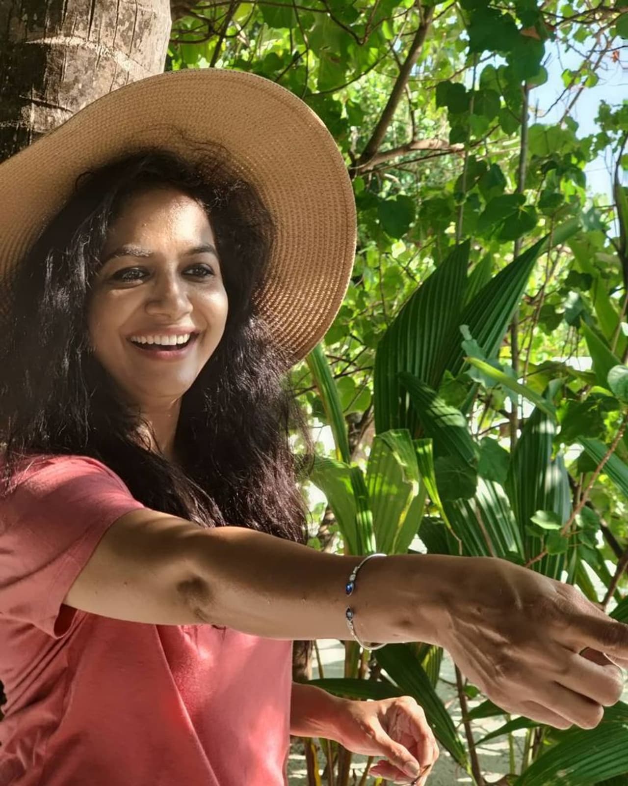 అవేమి పట్టించుకోని వాళ్లు హ్యాపీ లైఫ్ లీడ్ చేస్తారు. సింగర్ సునీత ఇప్పుడు అదే పద్ధతి ఫాలో అవుతున్నారు. ఇతరుల కోసం కాకుండా తన కోసం జీవిస్తూ... లైఫ్ ని బ్యూటిఫుల్ గా మలుచుకున్నారు. అవేమి పట్టించుకోని వాళ్లు హ్యాపీ లైఫ్ లీడ్ చేస్తారు. సింగర్ సునీత ఇప్పుడు అదే పద్ధతి ఫాలో అవుతున్నారు. ఇతరుల కోసం కాకుండా తన కోసం జీవిస్తూ... లైఫ్ ని బ్యూటిఫుల్ గా మలుచుకున్నారు.