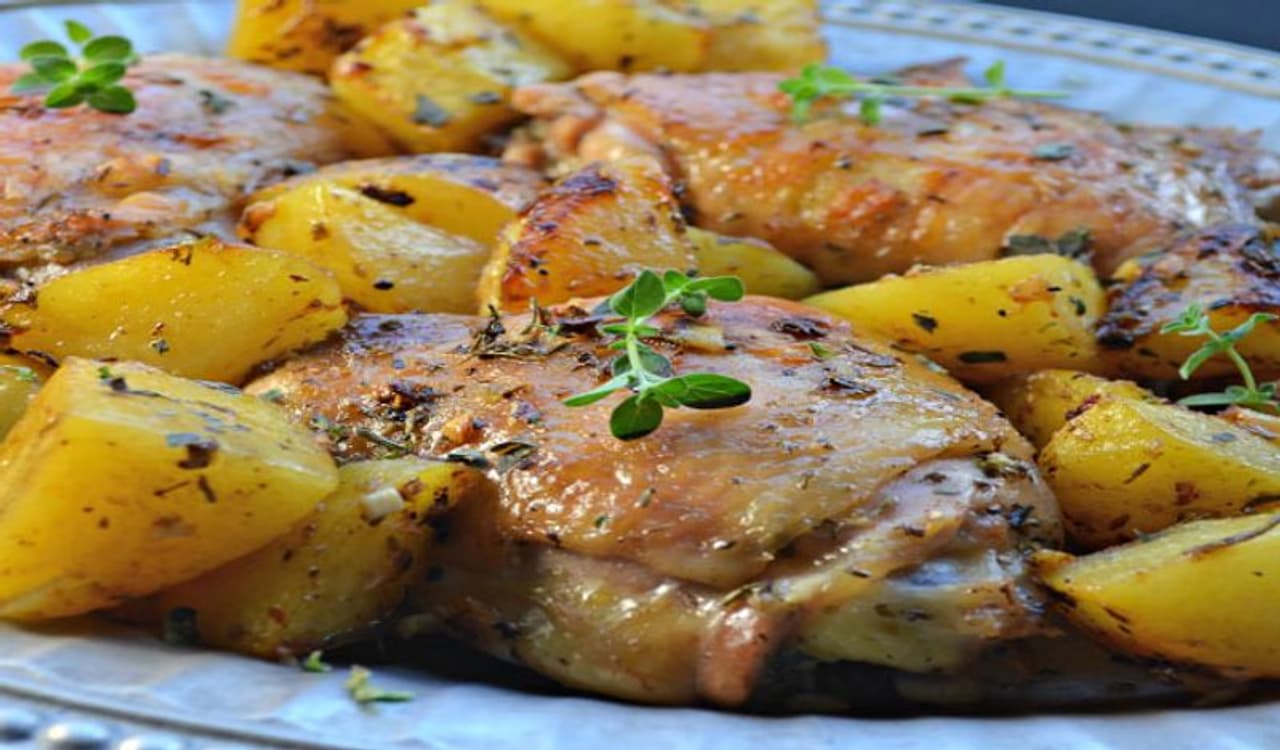 <p><strong>ಚಿಕನ್ ಆಲೂಗಡ್ಡೆ:</strong><br />ಆಲೂಗಡ್ಡೆ ಕಾರ್ಬ್ ಹೊಂದಿದ್ದರೆ ಚಿಕನ್ ಪ್ರೋಟೀನ್ ಹೊಂದಿದೆ. ಅಂತಹ ಪರಿಸ್ಥಿತಿಯಲ್ಲಿ, ಎರಡನ್ನೂ ಒಟ್ಟಿಗೆ ಸೇವಿಸಿದಾಗ, ಹೊಟ್ಟೆಯಲ್ಲಿ ಗ್ಯಾಸ್‌ ಉತ್ತತ್ಪಿಯಾಗುತ್ತದೆ.</p>