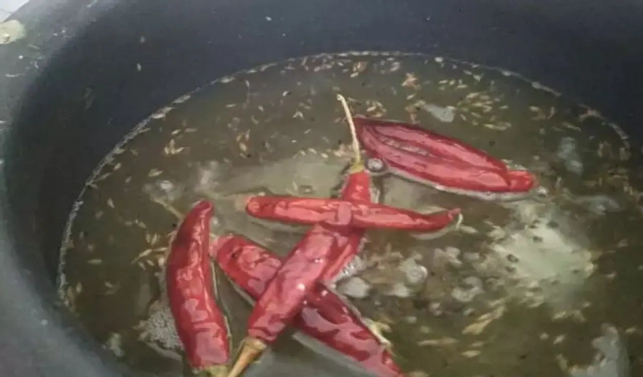 <p>ಮಟನ್ ಉಪ್ಪಿನಕಾಯಿ ತಯಾರಿಸಲು, ಮೊದಲು ಒಂದು ಪ್ಯಾನ್ನಲ್ಲಿ ನಾಲ್ಕರಿಂದ ಐದು ಟೀ ಚಮಚ ಎಣ್ಣೆಯನ್ನು ಬಿಸಿ ಮಾಡಿ. ಅದಕ್ಕೆ ಸಾಸಿವೆ, ಕರಿಬೇವಿನ ಎಲೆ, ಕೆಂಪು ಮೆಣಸಿನಕಾಯಿ, ಲವಂಗ ಮತ್ತು ಶುಂಠಿಯನ್ನು ಹಾಕಿ.</p> <p>ಮಟನ್ ಉಪ್ಪಿನಕಾಯಿ ತಯಾರಿಸಲು, ಮೊದಲು ಒಂದು ಪ್ಯಾನ್ನಲ್ಲಿ ನಾಲ್ಕರಿಂದ ಐದು ಟೀ ಚಮಚ ಎಣ್ಣೆಯನ್ನು ಬಿಸಿ ಮಾಡಿ. ಅದಕ್ಕೆ ಸಾಸಿವೆ, ಕರಿಬೇವಿನ ಎಲೆ, ಕೆಂಪು ಮೆಣಸಿನಕಾಯಿ, ಲವಂಗ ಮತ್ತು ಶುಂಠಿಯನ್ನು ಹಾಕಿ.</p>