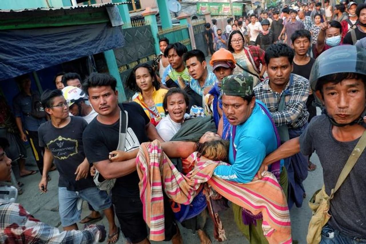 <p>മ്യാന്മാറില് കഴിഞ്ഞ ദിവസം ചൈനീസ് ധനസഹായത്തോടെ പ്രവര്ത്തിക്കുന്ന ഫാക്ടറിക്ക് അജ്ഞാതര് തീയിട്ടതിനെ തുടര്ന്ന് 39 പേര് കൊല്ലപ്പെട്ടെന്നും നിരവധി ചൈനീസ് ഉദ്യോഗസ്ഥര്ക്ക് പരിക്കേല്ക്കുകയും ചെയ്തെന്ന് ചൈനീസ് എംബസി അറിയിച്ചു. </p> <p>മ്യാന്മാറില് കഴിഞ്ഞ ദിവസം ചൈനീസ് ധനസഹായത്തോടെ പ്രവര്ത്തിക്കുന്ന ഫാക്ടറിക്ക് അജ്ഞാതര് തീയിട്ടതിനെ തുടര്ന്ന് 39 പേര് കൊല്ലപ്പെട്ടെന്നും നിരവധി ചൈനീസ് ഉദ്യോഗസ്ഥര്ക്ക് പരിക്കേല്ക്കുകയും ചെയ്തെന്ന് ചൈനീസ് എംബസി അറിയിച്ചു. </p>