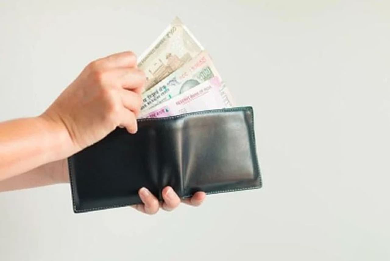 <p> ఇపిఎఫ్ అధికారిక వెబ్సైట్లో పేర్కొన్న పిఎఫ్ బ్యాలెన్స్ తెలుసుకోవడానికి చాలా మార్గాలు ఉన్నాయి. కస్టమర్లు తమ యూనివర్సల్ అకౌంట్ నంబర్ (యుఎఎన్) నంబర్ను మరచిపోయిన ఆందోళన చెందనవసరం లేదు. ఒకవేళ మీరు మీ యూఏఎన్ నంబర్ను కూడా మరచిపోయినట్లయితే మీరు పిఎఫ్ బ్యాలెన్స్ గురించి సమాచారాన్ని ఎలా తెలుసుకోవచ్చో చూడండి..<br /> </p> <p> ఇపిఎఫ్ అధికారిక వెబ్సైట్లో పేర్కొన్న పిఎఫ్ బ్యాలెన్స్ తెలుసుకోవడానికి చాలా మార్గాలు ఉన్నాయి. కస్టమర్లు తమ యూనివర్సల్ అకౌంట్ నంబర్ (యుఎఎన్) నంబర్ను మరచిపోయిన ఆందోళన చెందనవసరం లేదు. ఒకవేళ మీరు మీ యూఏఎన్ నంబర్ను కూడా మరచిపోయినట్లయితే మీరు పిఎఫ్ బ్యాలెన్స్ గురించి సమాచారాన్ని ఎలా తెలుసుకోవచ్చో చూడండి..<br /> </p>