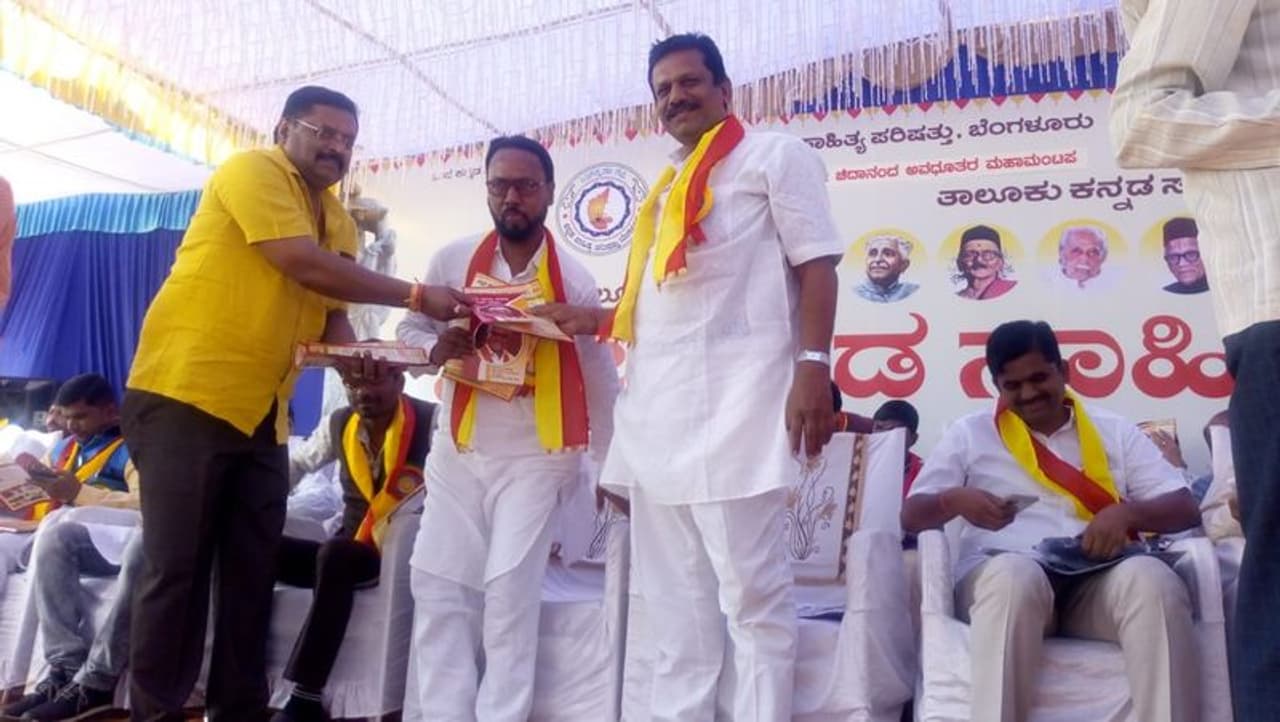 <p>ಜಂಗಮರ ಕಲ್ಗುಡಿ ಗ್ರಾಮದಲ್ಲಿ ಚಿದಾನಂದ ಅವಧೂತರ ಮಹಾಮಂಟಪದಲ್ಲಿ ಇಂದು(ಸೋಮವಾರ) ನಡೆದ 2ನೇ ದಿನದ ಸಮ್ಮೇಳನದಲ್ಲಿ ಕವಿಗೋಷ್ಠಿಯ ವೇದಿಕೆಯಲ್ಲಿ ಬೆಂಗಳೂರಿನ ಶೇಖರಗೌಡ ಬೆಂಬಲಿಗ ಮಹೇಶ ಎಂಬುವರು ವೇದಿಕೆ ಮೇಲೆ ಇರುವ ಅತಿಥಿಗಳಿಗೆ ಚುನಾವಣೆಯ ಕರ ಪತ್ರಗಳನ್ನು ವಿತರಿಸುವ ಮೂಲಕ ಪ್ರಚಾರವನ್ನ ನಡೆಸಿದ್ದಾರೆ. </p> <p>ಜಂಗಮರ ಕಲ್ಗುಡಿ ಗ್ರಾಮದಲ್ಲಿ ಚಿದಾನಂದ ಅವಧೂತರ ಮಹಾಮಂಟಪದಲ್ಲಿ ಇಂದು(ಸೋಮವಾರ) ನಡೆದ 2ನೇ ದಿನದ ಸಮ್ಮೇಳನದಲ್ಲಿ ಕವಿಗೋಷ್ಠಿಯ ವೇದಿಕೆಯಲ್ಲಿ ಬೆಂಗಳೂರಿನ ಶೇಖರಗೌಡ ಬೆಂಬಲಿಗ ಮಹೇಶ ಎಂಬುವರು ವೇದಿಕೆ ಮೇಲೆ ಇರುವ ಅತಿಥಿಗಳಿಗೆ ಚುನಾವಣೆಯ ಕರ ಪತ್ರಗಳನ್ನು ವಿತರಿಸುವ ಮೂಲಕ ಪ್ರಚಾರವನ್ನ ನಡೆಸಿದ್ದಾರೆ. </p>