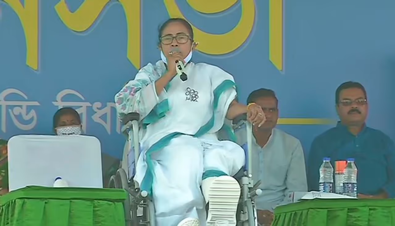 <p>ಪಂಚ ರಾಜ್ಯಗಳ ಚುನಾವಣೆ ಸಮೀಪಿಸುತ್ತಿದಂತೆ ರಾಜಕೀಯ ಪಕ್ಷಗಳ ಕೆಸರೆರಚಾಟ ಹೆಚ್ಚಾಗುತ್ತಿದೆ. ಆದರೆ ಪಶ್ಚಿಮ ಬಂಗಾಳದಲ್ಲಿ ವಾಕ್ಸಮರ, ಟೀಕೆ, ತಿರುಗೇಟುಗಳು ಮಾತ್ರವಲ್ಲ, ಇದರ ಜೊತೆಗೆ ಗುದ್ದಾಟ, ಜಟಾಪಟಿ ಹೈಡ್ರಾಮ ಕೂಡ ಹೆಚ್ಚಾಗಿದೆ.&nbsp;</p>