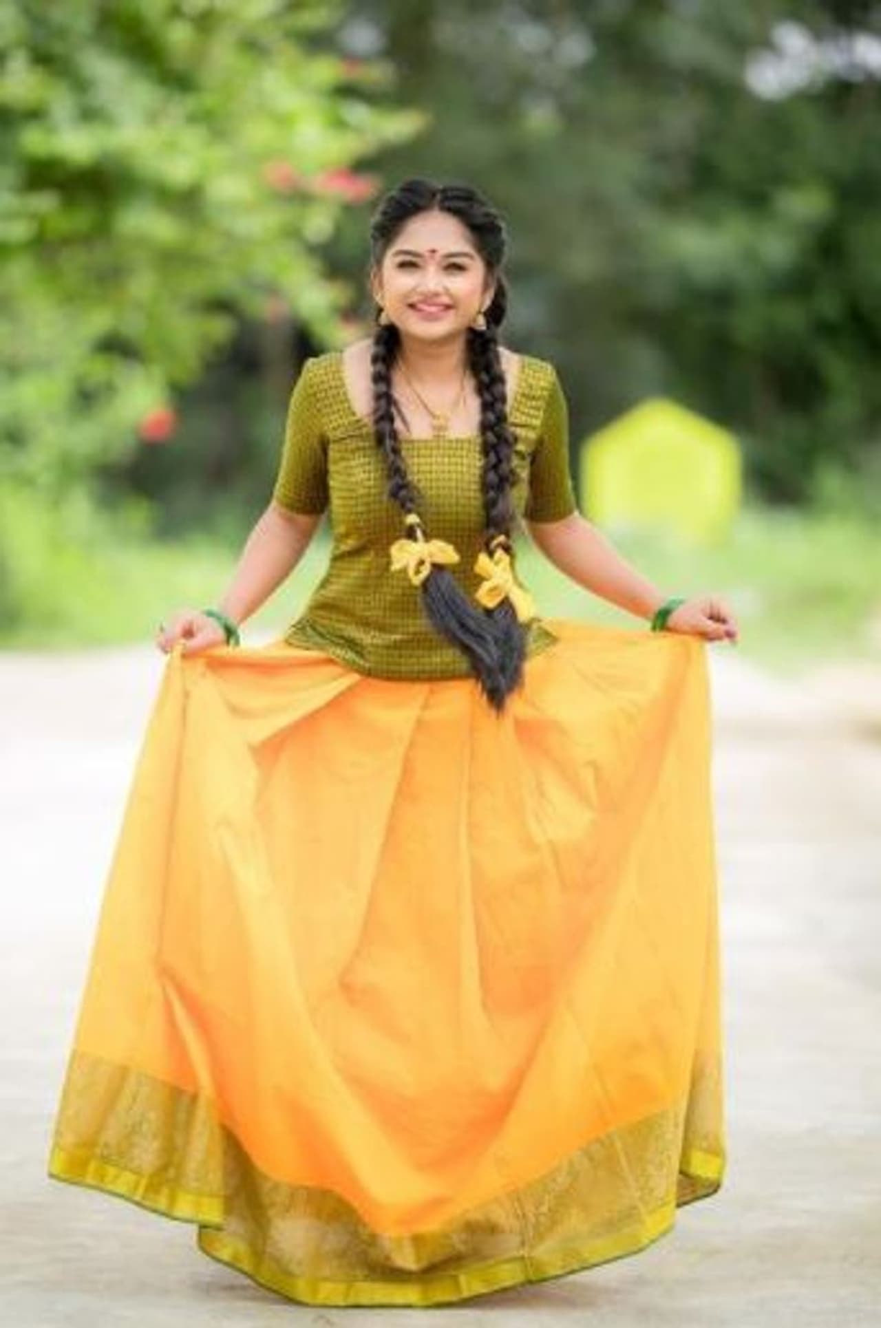 <p>பாவாடையை கையில் பிடித்தபடி பேரழகியாய் ப்ரீத்தி ஷர்மா </p> <p>பாவாடையை கையில் பிடித்தபடி பேரழகியாய் ப்ரீத்தி ஷர்மா </p>