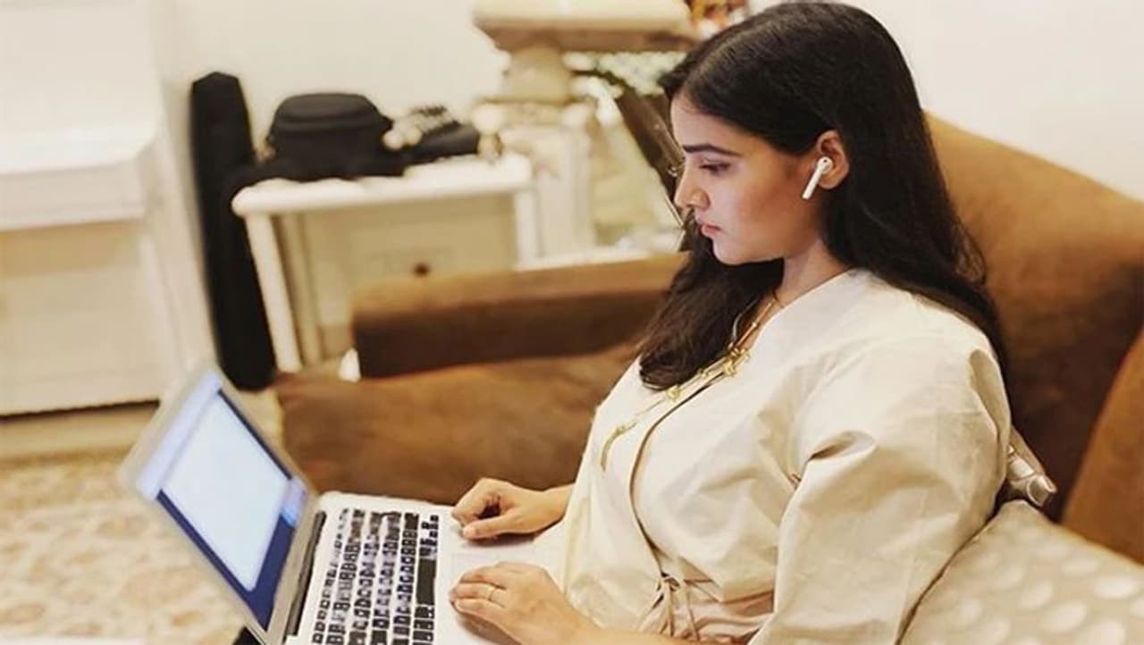 <p>చదువు ఇలా అయిపోతే చాలు.. వెంటనే ఉద్యోగం ఆలోచనలు మొదలౌతాయి. వెంటనే ఉద్యోగం రాకుంటే.. తర్వాత రావాలంటే చాలా కష్టపడాల్సిందే. కొందరికి వెంటనే ఉద్యోగం వచ్చినా.. మరికొందరికి మాత్రం &nbsp;ఎంత ప్రయత్నించినా... టాలెంట్ ఉన్నా కూడా ఉద్యోగం రాదు. అలాంటి వారు వాస్తు ప్రకారం కొన్ని మార్పులు చేసుకుంటే.. వెంటనే ఉద్యోగం సాధించవచ్చని జోతిష్య నిపుణులు చెబుతున్నారు.</p>