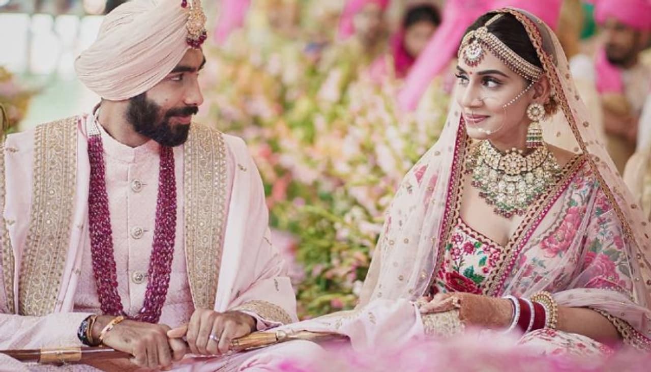 <p>బుమ్రా పెళ్లిపై ఎట్టకేలకు సస్పెన్స్‌కి తెరదింపిన ముంబై ఇండియన్స్ పెళ్లి ఫోటోలు పోస్టు చేసి శుభాకాంక్షలు తెలిపింది. ఆ తర్వాత కొద్దిసేపటికే పెళ్లి ఫోటోలను ట్విట్టర్‌లో పోస్టు చేశాడు జస్ప్రిత్ బుమ్రా...</p>