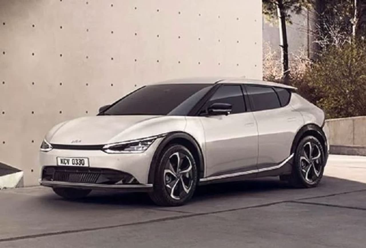 <p>కియా ఇవి6 సంస్థ నుండి వస్తున్న మొట్టమొదటి ఎలక్ట్రిక్ కారు. దీనిని కంపెనీ కొత్త ఈవి ప్లాట్ఫాం (ఈ జిఎంపి లేదా ఎలక్ట్రిక్ గ్లోబల్ మాడ్యులర్ ప్లాట్ఫాం) పై నిర్మించారు. అంతే కాదు కియా ఇవి6 కంపెనీ కొత్త డిజైన్ ఫీలసఫీకి మొదటి ఉదాహరణ, ఇది సంస్థ నుండి రాబోయే కార్లలో కనిపిస్తుంది. </p> <p>కియా ఇవి6 సంస్థ నుండి వస్తున్న మొట్టమొదటి ఎలక్ట్రిక్ కారు. దీనిని కంపెనీ కొత్త ఈవి ప్లాట్ఫాం (ఈ జిఎంపి లేదా ఎలక్ట్రిక్ గ్లోబల్ మాడ్యులర్ ప్లాట్ఫాం) పై నిర్మించారు. అంతే కాదు కియా ఇవి6 కంపెనీ కొత్త డిజైన్ ఫీలసఫీకి మొదటి ఉదాహరణ, ఇది సంస్థ నుండి రాబోయే కార్లలో కనిపిస్తుంది. </p>