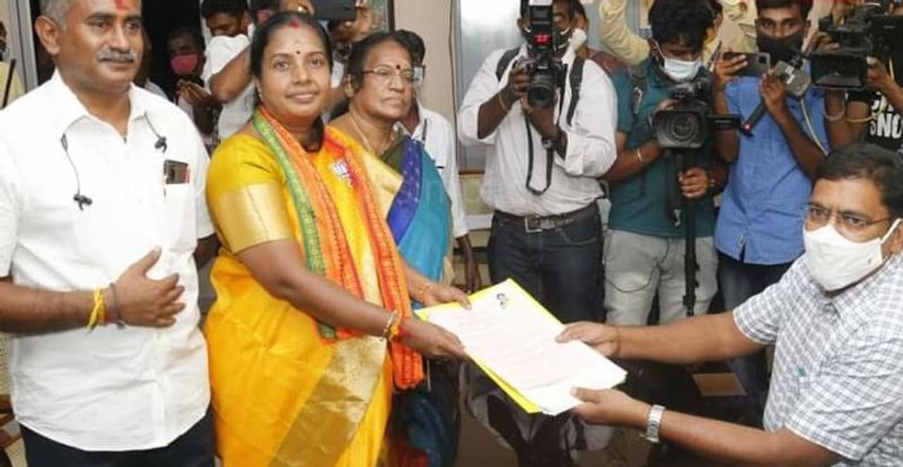 <p>வர உள்ள தேர்தலில் சட்டமன்ற தேர்தலில் சில தொகுதிகளில் கடும் போட்டி நிலவி வருகிறது. குறிப்பாக கோவை தெற்கு தொகுதியில் மக்கள் நீதி மய்யம் கட்சி தலைவர் கமல் ஹாசன், பாஜக சார்பில் வானதி சீனிவாசனும் நேருக்கு நேர் மோதுகின்றனர்.</p> <p>வர உள்ள தேர்தலில் சட்டமன்ற தேர்தலில் சில தொகுதிகளில் கடும் போட்டி நிலவி வருகிறது. குறிப்பாக கோவை தெற்கு தொகுதியில் மக்கள் நீதி மய்யம் கட்சி தலைவர் கமல் ஹாசன், பாஜக சார்பில் வானதி சீனிவாசனும் நேருக்கு நேர் மோதுகின்றனர்.</p>