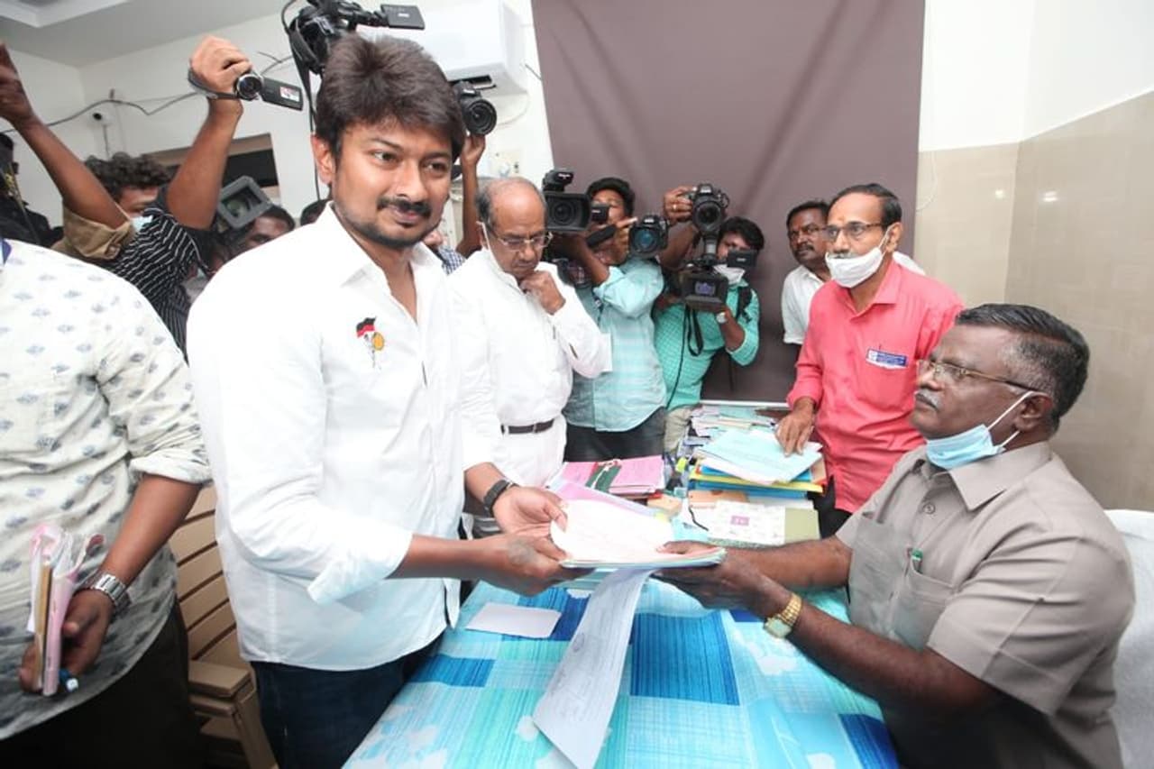 <p>திமுக சார்பில் சேப்பாக்கம் திருவல்லிக்கேணி தொகுதியில் போட்டியிடும் உதயநிதி ஸ்டாலின் இன்று தனது முதல் வேட்பு மனுவை தாக்கல் செய்தார். <br /> </p> <p>திமுக சார்பில் சேப்பாக்கம் திருவல்லிக்கேணி தொகுதியில் போட்டியிடும் உதயநிதி ஸ்டாலின் இன்று தனது முதல் வேட்பு மனுவை தாக்கல் செய்தார். <br /> </p>