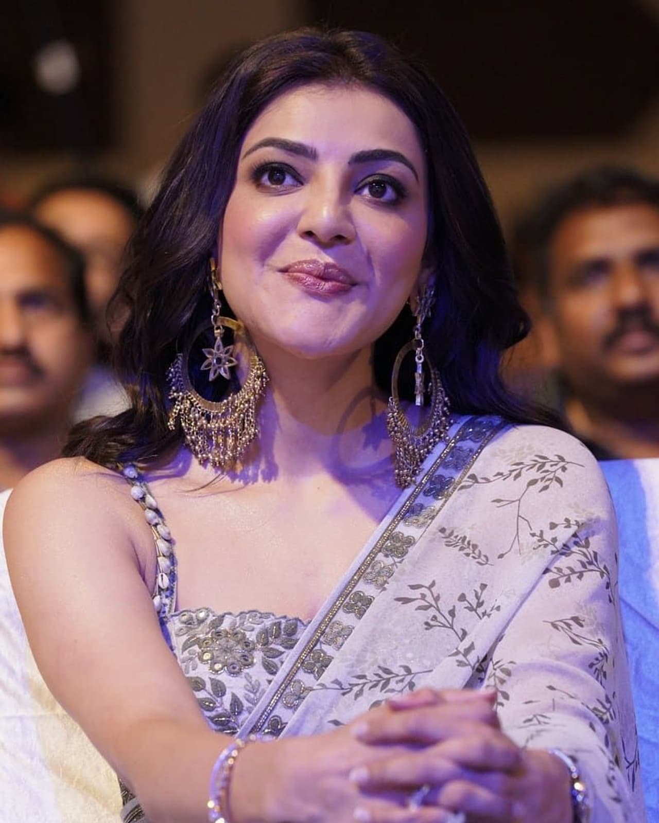 మ్యారేజ్ తర్వాత విడుదలవుతున్న తన తొలి చిత్రమిదని చెప్పింది కాజల్. ఈ ఈవెంట్లో ఆమె చీరకట్టులో మెరిసింది. కుర్రాళ్ల మతిపోగొట్టింది. మ్యారేజ్ తర్వాత విడుదలవుతున్న తన తొలి చిత్రమిదని చెప్పింది కాజల్. ఈ ఈవెంట్లో ఆమె చీరకట్టులో మెరిసింది. కుర్రాళ్ల మతిపోగొట్టింది.