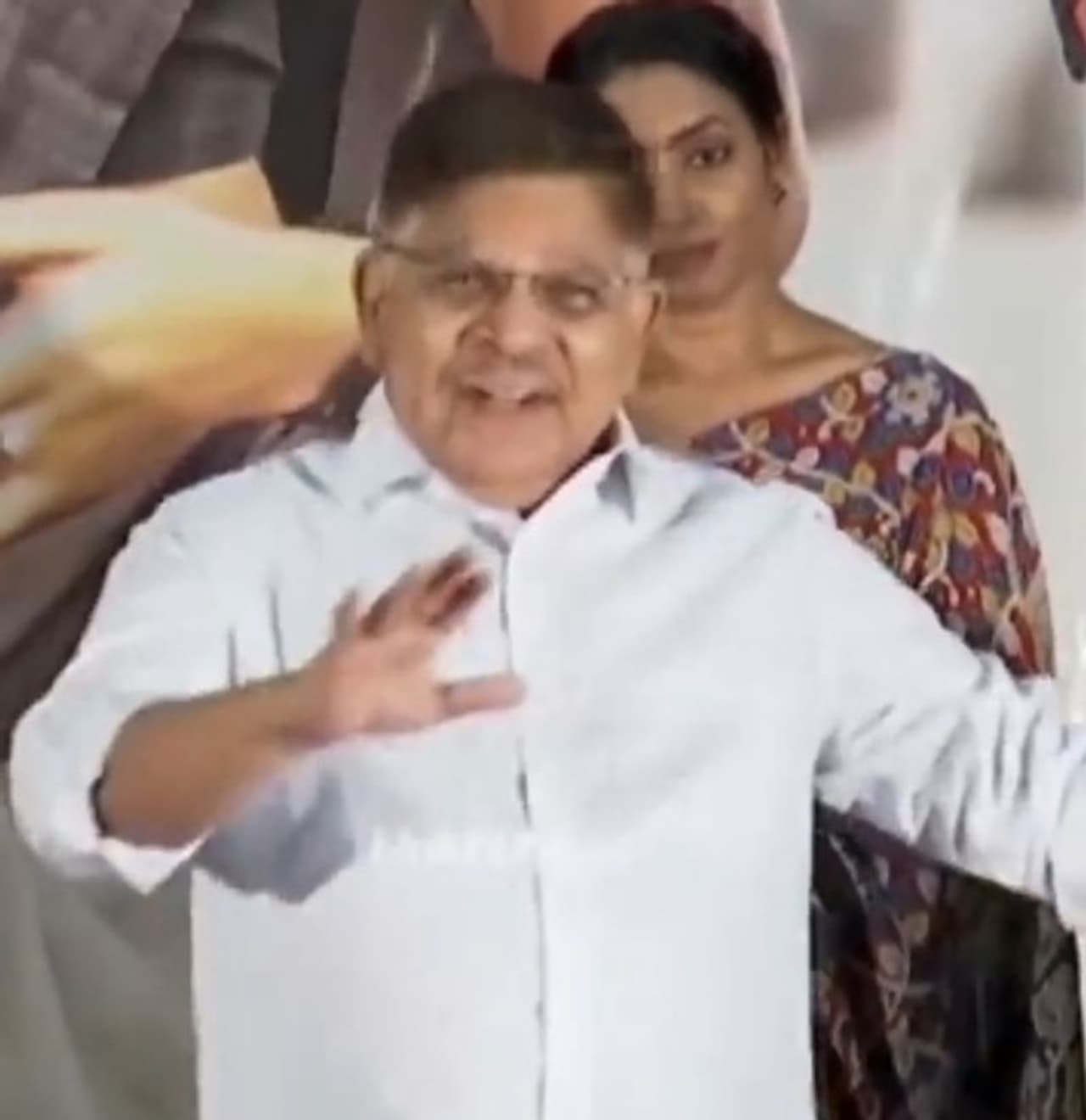 గీతా ఆర్ట్స్ 2 బ్యానర్ అధినేతగా ఉన్న బన్నీ వాసు యంగ్ హీరో కార్తికేయతో చావుకబురు చల్లగా అనే చిత్రం చేశారు. ఈ మూవీ మార్చ్ 19న గ్రాండ్ గా విడుదల కానుంది. ఈ నేపథ్యంలో చిత్ర యూనిట్ ప్రీ రిలీజ్ ఈవెంట్ లో పాల్గొన్నారు. గీతా ఆర్ట్స్ 2 బ్యానర్ అధినేతగా ఉన్న బన్నీ వాసు యంగ్ హీరో కార్తికేయతో చావుకబురు చల్లగా అనే చిత్రం చేశారు. ఈ మూవీ మార్చ్ 19న గ్రాండ్ గా విడుదల కానుంది. ఈ నేపథ్యంలో చిత్ర యూనిట్ ప్రీ రిలీజ్ ఈవెంట్ లో పాల్గొన్నారు.