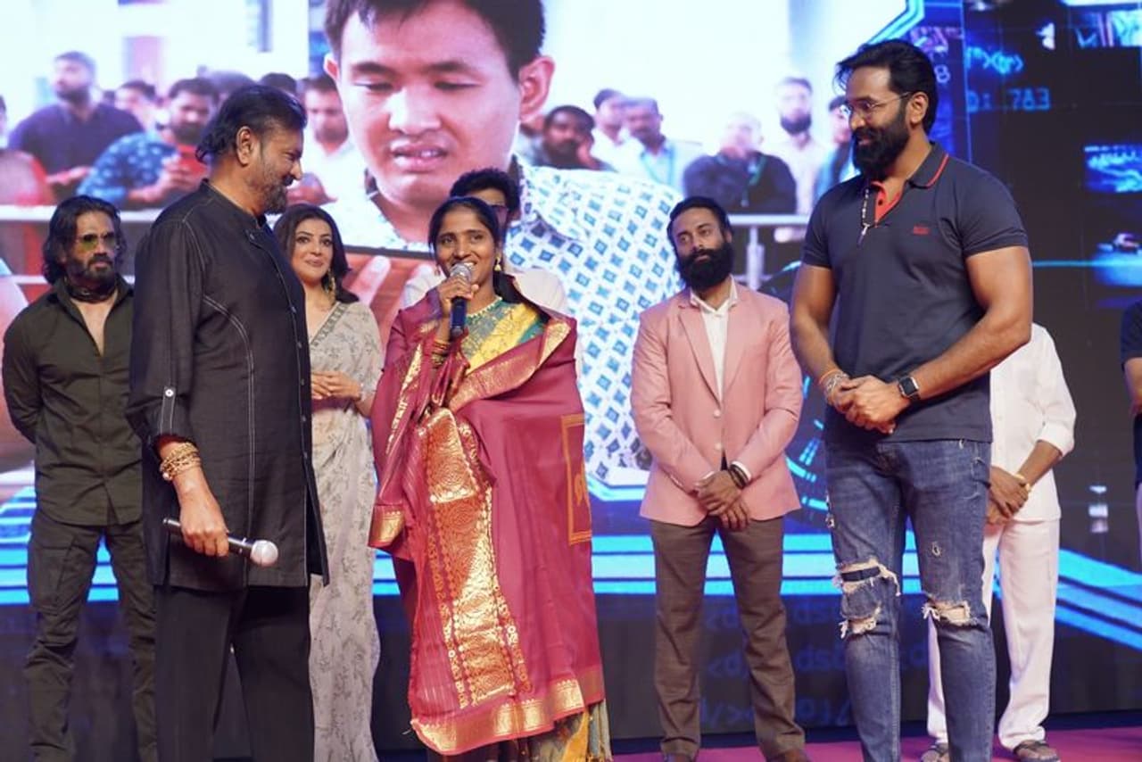 సారంగదరియా సాంగ్ సేకరించింది నేను దానిపై హక్కులు నావే అన్న కోమలి... ఆ పాట తనతో పాడించకుండా మంగ్లీతో పాడించడాన్ని తప్పుబట్టారు. మీడియా వేదికగా రచయిత సుద్దాల అశోక్ తేజ, దర్శకుడు శేఖర్ కమ్ములపై ఆరోపణలు చేశారు.