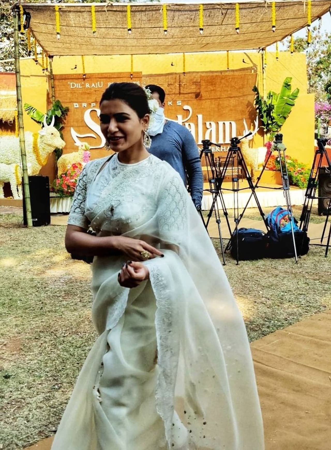 <p>ராஜா துஷ்யந்த் மற்றும் சகுந்தலையின் காதல் கதையை மையமாக வைத்து உருவாகும் திரைப்படம் 'சாகுந்தலம்'.</p>