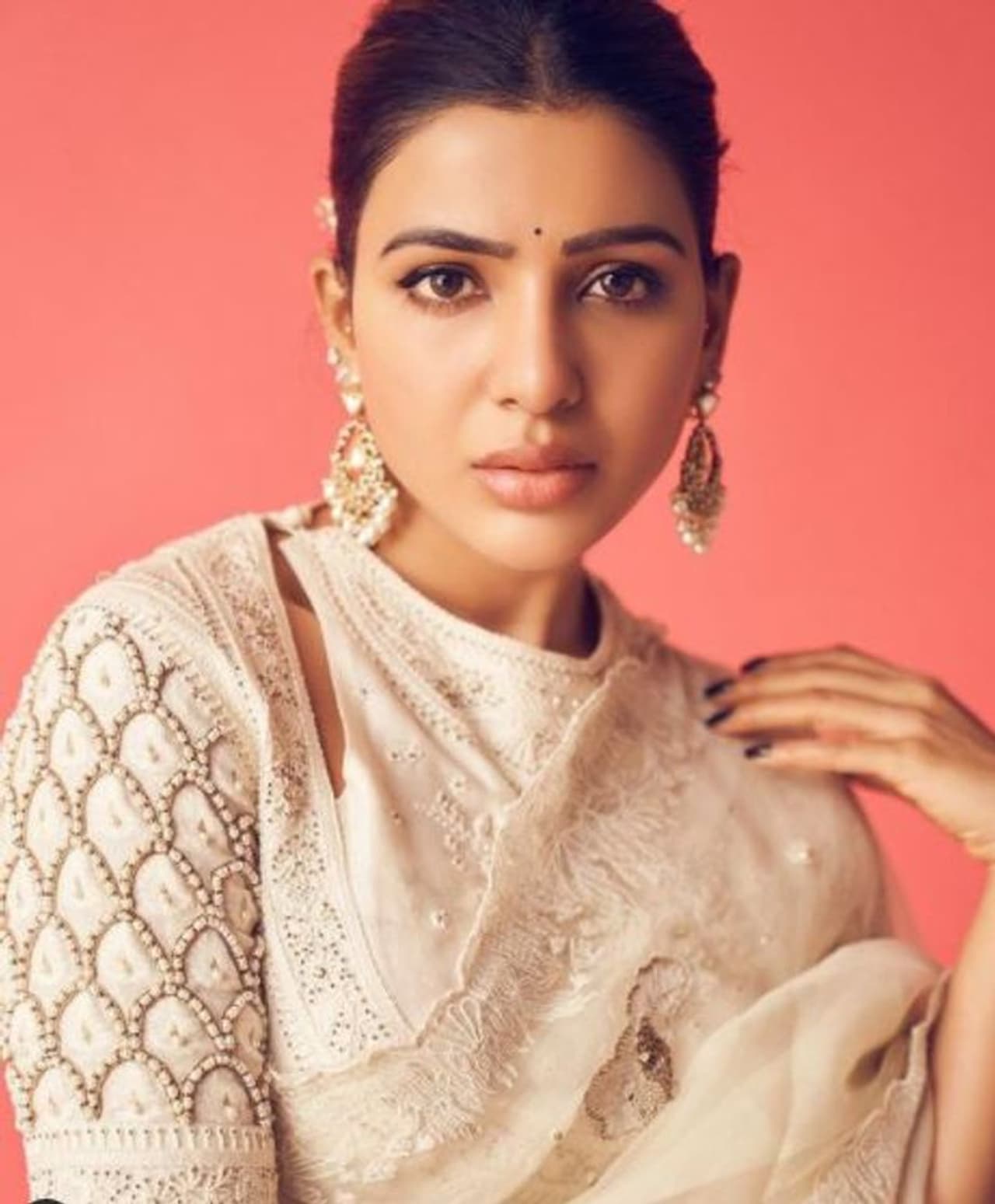 జాను సినిమా తరువాత మరో సినిమా షూటింగ్ లో పాల్గొనని సమంత... చాలా కాలం తరువాత షూటింగ్ లో జాయిన్ అయ్యారు. దర్శకుడు గుణశేఖర్ తెరకెక్కిస్తున్న శాకుంతలం మూవీలో సమంత నటిస్తుండగా పూజా కార్యక్రమాలతో ఈ చిత్ర షూటింగ్ ప్రారంభమైంది.