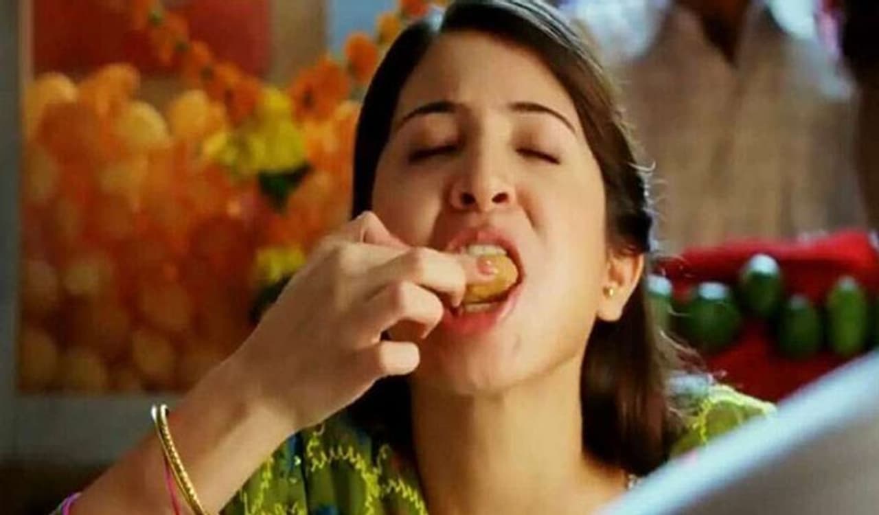 <p>ప్రస్తుతం ఉన్న లైఫ్ స్టైల్ కారణంగా &nbsp;చాలా మంది ఊరికే బరువు పెరిగిపోతున్నారు. పలు రకాల రుచులకు అలవాటు పడిపోయి.. జంక్ ఫుడ్స్ తిని.. అవసరం లేని బరువు పెరిగిపోతున్నారు.&nbsp;</p>