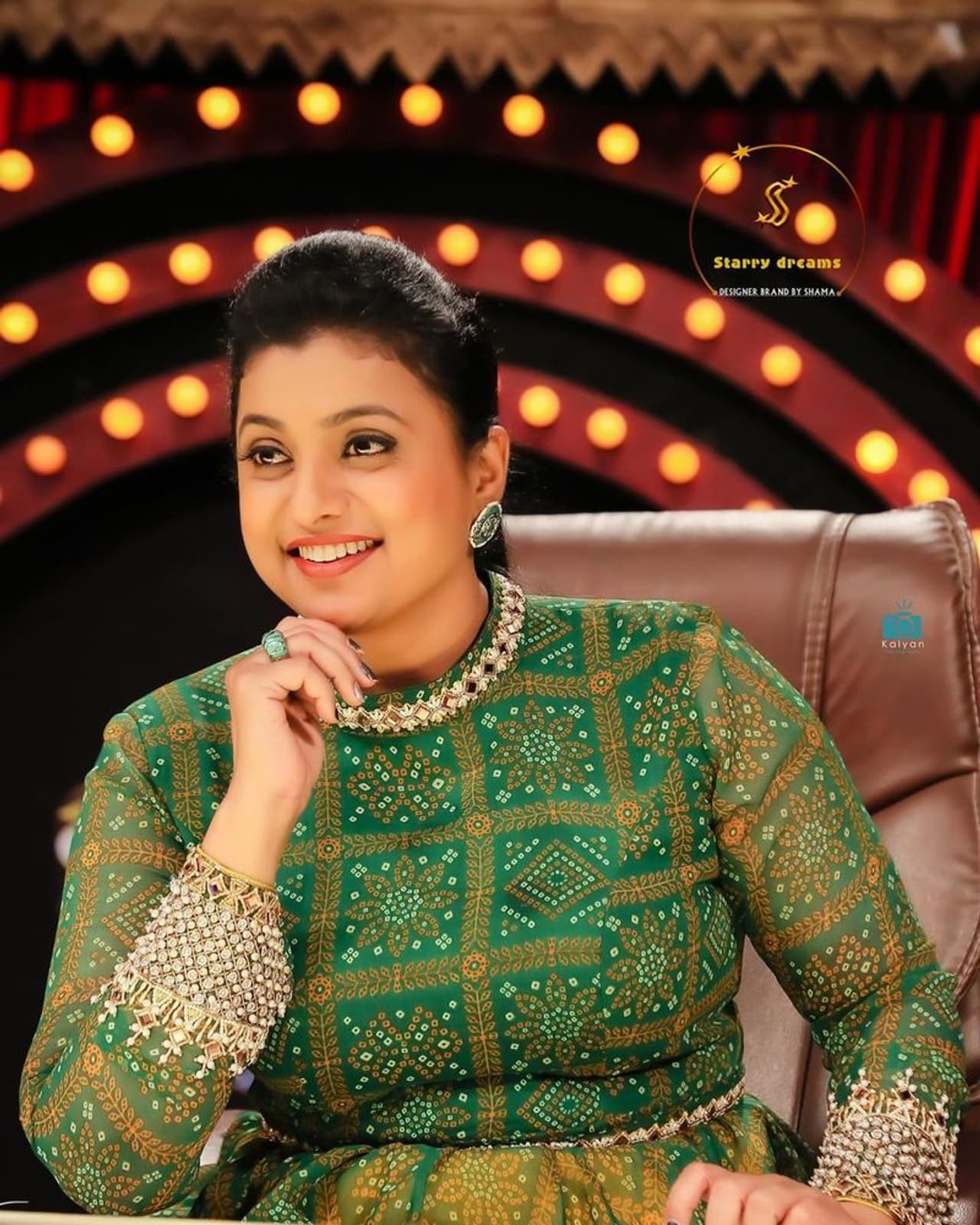 <p>இயக்குநர் ஆர்.கே.செல்வமணி இயக்கத்தில் பிரசாந்திற்கு ஜோடியாக செம்பருத்தி படத்தில் அறிமுகமானவர் ரோஜா. தமிழ், தெலுங்கு, மலையாளம், கன்னடம் என தென்னிந்திய மொழிகளில் முன்னணி ஹீரோயினாக வலம் வந்தார். </p> <p>இயக்குநர் ஆர்.கே.செல்வமணி இயக்கத்தில் பிரசாந்திற்கு ஜோடியாக செம்பருத்தி படத்தில் அறிமுகமானவர் ரோஜா. தமிழ், தெலுங்கு, மலையாளம், கன்னடம் என தென்னிந்திய மொழிகளில் முன்னணி ஹீரோயினாக வலம் வந்தார். </p>