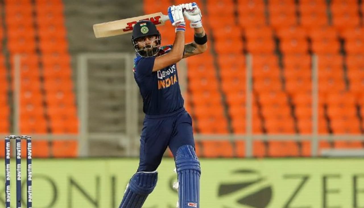 <p>టాస్ ఓడి, బ్యాటింగ్ మొదలెట్టిన ఇండియాకి శుభారంభం దక్కలేదు. 24 పరుగులకే 3 వికెట్లు కోల్పోయి పీకల్లోతు కష్టాల్లో పడిన టీమిండియాను విరాట్ కోహ్లీ కెప్టెన్ ఇన్నింగ్స్తో ఆదుకున్నాడు. </p> <p>టాస్ ఓడి, బ్యాటింగ్ మొదలెట్టిన ఇండియాకి శుభారంభం దక్కలేదు. 24 పరుగులకే 3 వికెట్లు కోల్పోయి పీకల్లోతు కష్టాల్లో పడిన టీమిండియాను విరాట్ కోహ్లీ కెప్టెన్ ఇన్నింగ్స్తో ఆదుకున్నాడు. </p>