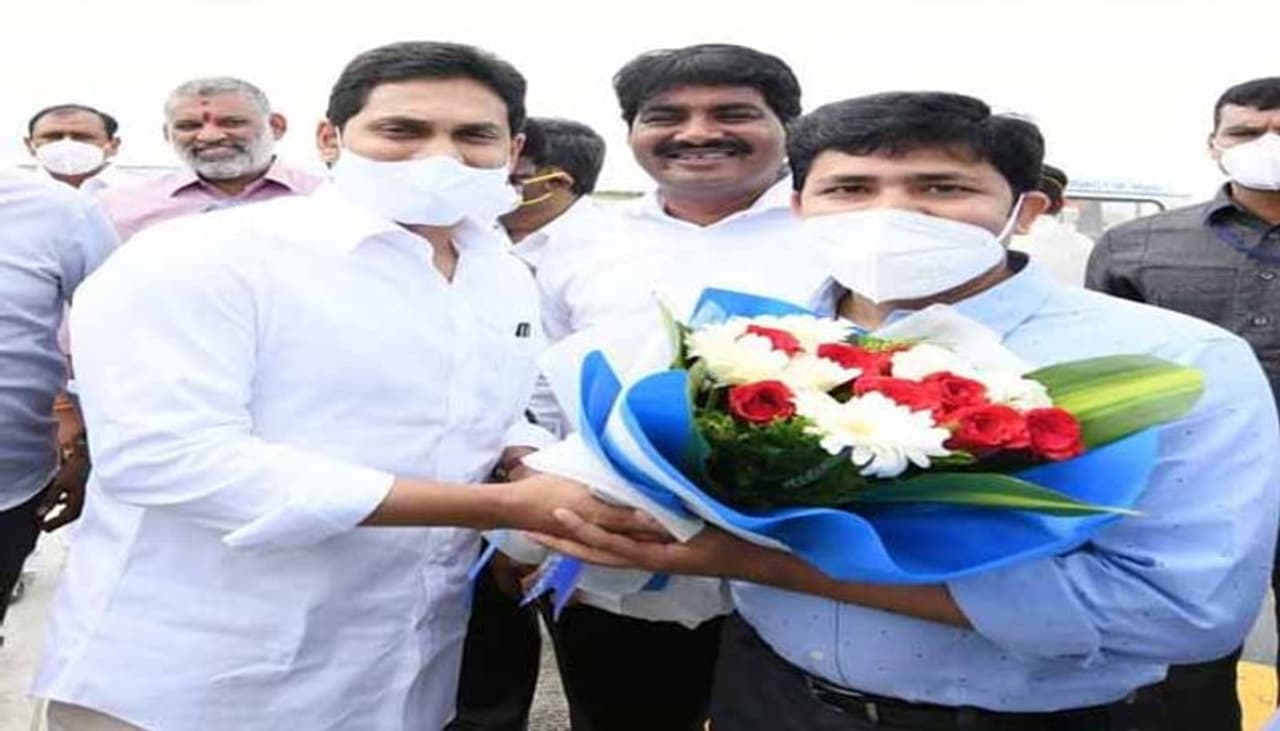 <p>తిరుపతి ఎంపీ స్థానానికి వైఎస్ఆర్సీపీ (వైసీపీ) అభ్యర్ధిని ప్రకటించింది. డాక్టర్ గురుమూర్తి ఈ స్థానం నుండి పోటీ చేస్తారని పంచాయితీరాజ్ శాఖ మంత్రి పెద్దిరెడ్డి రామచంద్రారెడ్డి ప్రకటించారు. ఇదే విషయమై వైసీపీ కేంద్ర నాయకత్వం ఓ ప్రకటన విడుదల చేసింది.</p> <p>తిరుపతి ఎంపీ స్థానానికి వైఎస్ఆర్సీపీ (వైసీపీ) అభ్యర్ధిని ప్రకటించింది. డాక్టర్ గురుమూర్తి ఈ స్థానం నుండి పోటీ చేస్తారని పంచాయితీరాజ్ శాఖ మంత్రి పెద్దిరెడ్డి రామచంద్రారెడ్డి ప్రకటించారు. ఇదే విషయమై వైసీపీ కేంద్ర నాయకత్వం ఓ ప్రకటన విడుదల చేసింది.</p>