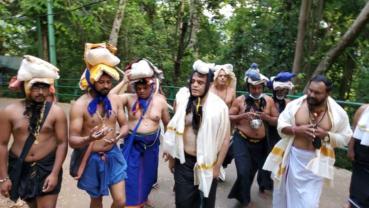 <p>ಪಂಪಾ ನದಿಯಿಂದ ಬೆಟ್ಟಕ್ಕೆ ಇರುಮುಡಿಯನ್ನು ಹೊತ್ತು ಕಾಲ್ನಡಿಗೆಯಲ್ಲಿ ತೆರಳಿ ಅಯ್ಯಪ್ಪ ಸ್ವಾಮಿ ದರ್ಶನ ಪಡೆದ ಡಿಸಿಎಂ ಅಶ್ವಥ್ ನಾರಾಯಣ</p>