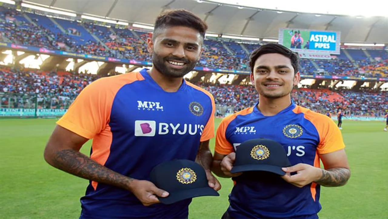 <p>ఆరంగ్రేటం చేసిన రెండో టీ20 మ్యాచ్లో సూర్యకుమార్ యాదవ్కి బ్యాటింగ్ చేసే అవకాశం రాలేదు. ఇషాన్ కిషన్ అదరగొట్టడంతో సూర్యకుమార్ యాదవ్కి, ఆ తర్వాతి మ్యాచ్లో జట్టులో చోటు కూడా దక్కలేదు...</p> <p>ఆరంగ్రేటం చేసిన రెండో టీ20 మ్యాచ్లో సూర్యకుమార్ యాదవ్కి బ్యాటింగ్ చేసే అవకాశం రాలేదు. ఇషాన్ కిషన్ అదరగొట్టడంతో సూర్యకుమార్ యాదవ్కి, ఆ తర్వాతి మ్యాచ్లో జట్టులో చోటు కూడా దక్కలేదు...</p>