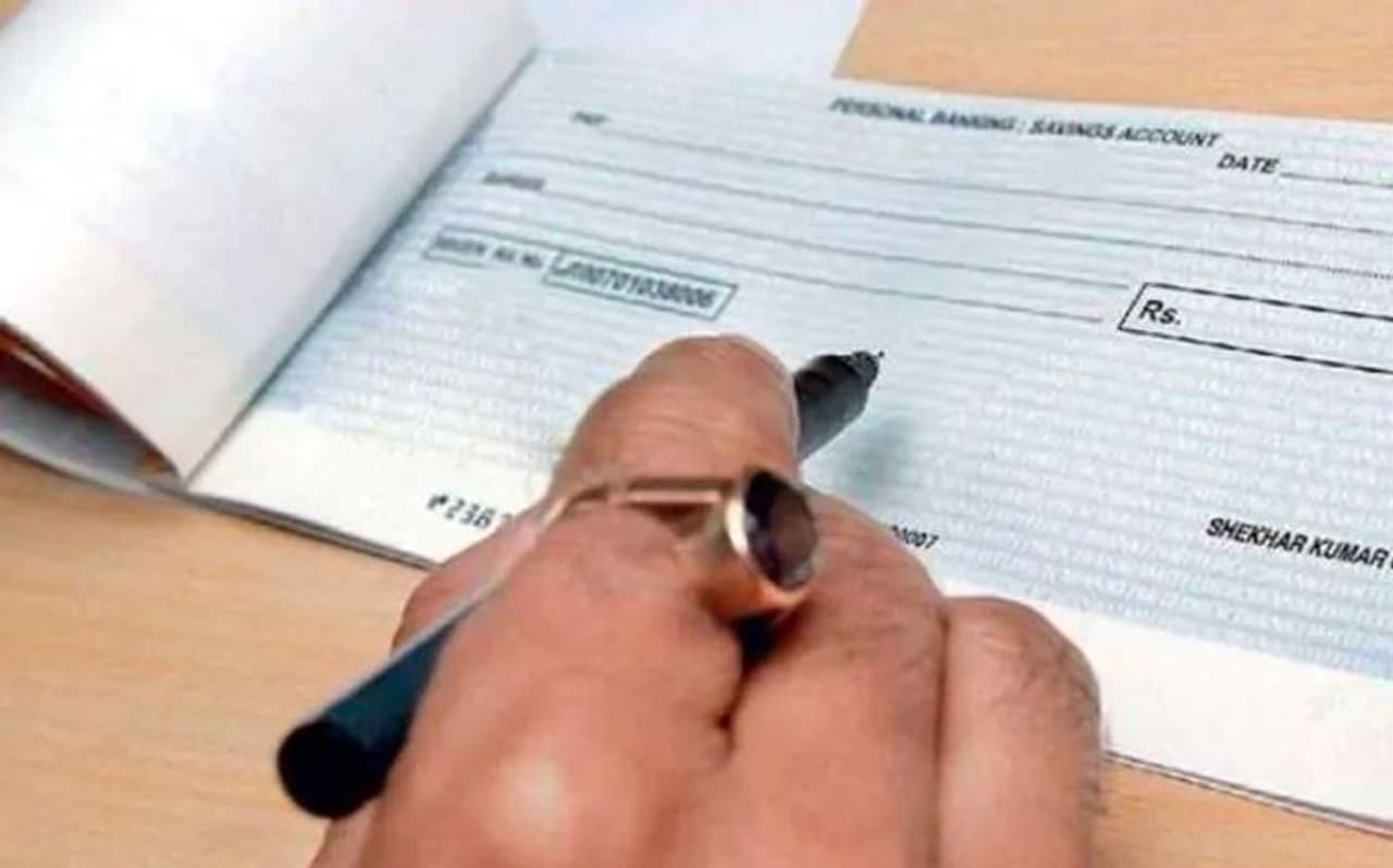 <p>ఈ బ్యాంకుల్లో ఖాతాలు ఉన్నవారు వెంటనే కొత్త చెక్ బుక్ కోసం దరఖాస్తు చేసుకోవాల్సి ఉంటుంది. అయితే బ్యాంకుల విలీనం కారణంగా మార్చబడిన ఐఎఫ్ఎస్సి కోడ్ను విడిగా అడిగి తెలుసుకోండి. <br /> </p> <p>ఈ బ్యాంకుల్లో ఖాతాలు ఉన్నవారు వెంటనే కొత్త చెక్ బుక్ కోసం దరఖాస్తు చేసుకోవాల్సి ఉంటుంది. అయితే బ్యాంకుల విలీనం కారణంగా మార్చబడిన ఐఎఫ్ఎస్సి కోడ్ను విడిగా అడిగి తెలుసుకోండి. <br /> </p>