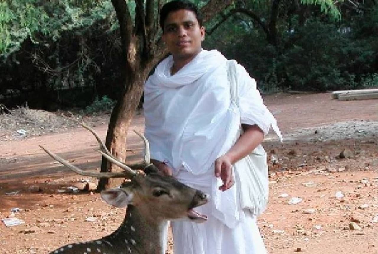 <p>అయితే పంజలి ఆయుర్వేదం సీఈఓ ఆచార్య బాలకృష్ణ గురించి మీరు ఎప్పుడైనా విన్నారా ? అతను ఎలాంటి జీవితం గడుపుతున్నరో తెలుసా ? 2020 హురున్ ఇండియా రిచ్ లిస్ట్‌లో భారతదేశంలోని అత్యంత ధనవంతుల జాబితాలో ఆచార్య బాలకృష్ణ 18 వ స్థానంలో ఉన్నారు. ఆచార్య బాలకృష్ణ జీవన విధానం గురించి తెలుసుకుందాం..</p>