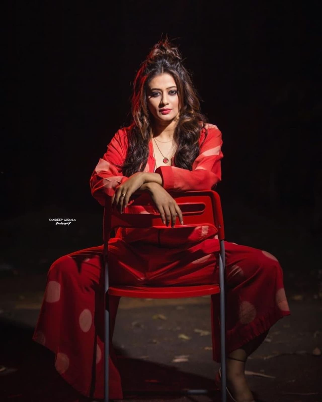 ప్రియమణి అందాలు ఎరుపెక్కాయి. రెడ్‌డ్రెస్‌లో ఈ భామ రెచ్చిపోయి హాట్‌ షో చేసింది. షర్ట్ బటన్స్ విప్పి మరీ గ్లామర్‌ ని చూపించింది.