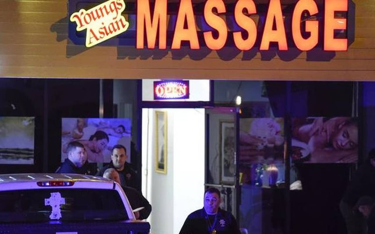 <p>അറ്റ്ലാന്റ നഗരത്തിന് 50 കിലോമീറ്റര് വടക്കുള്ള ഗ്രാമീണമേഖലയായ അക്വര്ത് പ്രദേശത്തെ യങ്സ് ഏഷ്യന് മസാജ് പാര്ലറില് ഇന്നലെ വൈകീട്ട് അഞ്ച് മണിയോടെയാണ് വെടിവെപ്പ് നടന്നത്.</p> <p>അറ്റ്ലാന്റ നഗരത്തിന് 50 കിലോമീറ്റര് വടക്കുള്ള ഗ്രാമീണമേഖലയായ അക്വര്ത് പ്രദേശത്തെ യങ്സ് ഏഷ്യന് മസാജ് പാര്ലറില് ഇന്നലെ വൈകീട്ട് അഞ്ച് മണിയോടെയാണ് വെടിവെപ്പ് നടന്നത്.</p>