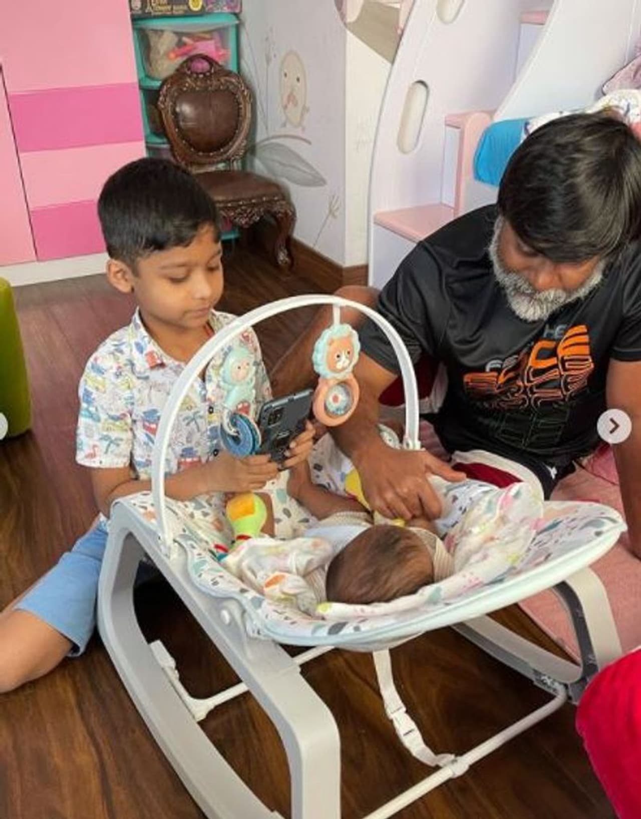 <p>நடிகை சோனியா அகர்வாலுடனான விவாகரத்திற்கு பிறகு செல்வராகவன் இயக்கிய “மயக்கம் என்ன” படத்தில், துணை இயக்குனராக பணியாற்றிய கீதாஞ்சலி என்பவருக்கும், இவருக்கும் இடையே காதல் துளிர் விட்டு அது திருமணத்திலும் முடிந்தது. </p> <p>நடிகை சோனியா அகர்வாலுடனான விவாகரத்திற்கு பிறகு செல்வராகவன் இயக்கிய “மயக்கம் என்ன” படத்தில், துணை இயக்குனராக பணியாற்றிய கீதாஞ்சலி என்பவருக்கும், இவருக்கும் இடையே காதல் துளிர் விட்டு அது திருமணத்திலும் முடிந்தது. </p>