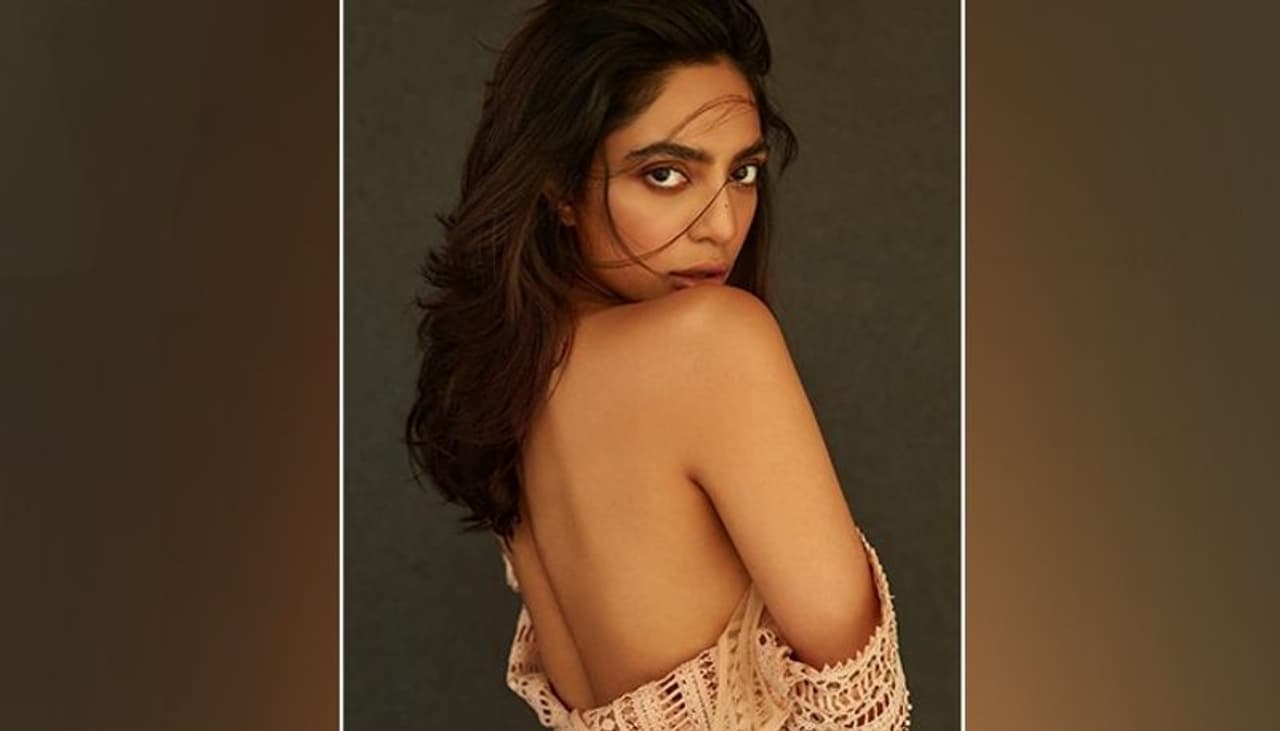 <p style="text align: justify;">Sobhita revealed while talking about this project, "I had auditioned for it almost five years ago and I got a call back in a few days for a screen test with Dev. I remember it was on the day I was leaving for the Cannes Film festival with my first film Raman Raghav 2.0 (2016). All these years later and many turns in the journey of the film and our individual lives later looks like we belonged with each other all along."</p> <p style="text align: justify;">Sobhita revealed while talking about this project, "I had auditioned for it almost five years ago and I got a call back in a few days for a screen test with Dev. I remember it was on the day I was leaving for the Cannes Film festival with my first film Raman Raghav 2.0 (2016). All these years later and many turns in the journey of the film and our individual lives later looks like we belonged with each other all along."</p>
