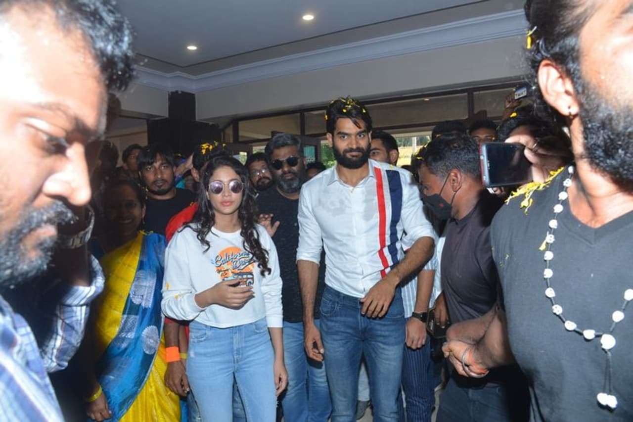 `చావు కబురు చల్లగా` చిత్ర ప్రమోషన్లో భాగంగా హీరోహీరోయిన్లు కార్తికేయ, లావణ్య త్రిపాఠి టూర్ నిర్వహిస్తున్నారు. ఇప్పటికే వైజాగ్ టూర్ కంప్లీట్ చేసుకున్నారు. `చావు కబురు చల్లగా` చిత్ర ప్రమోషన్లో భాగంగా హీరోహీరోయిన్లు కార్తికేయ, లావణ్య త్రిపాఠి టూర్ నిర్వహిస్తున్నారు. ఇప్పటికే వైజాగ్ టూర్ కంప్లీట్ చేసుకున్నారు.