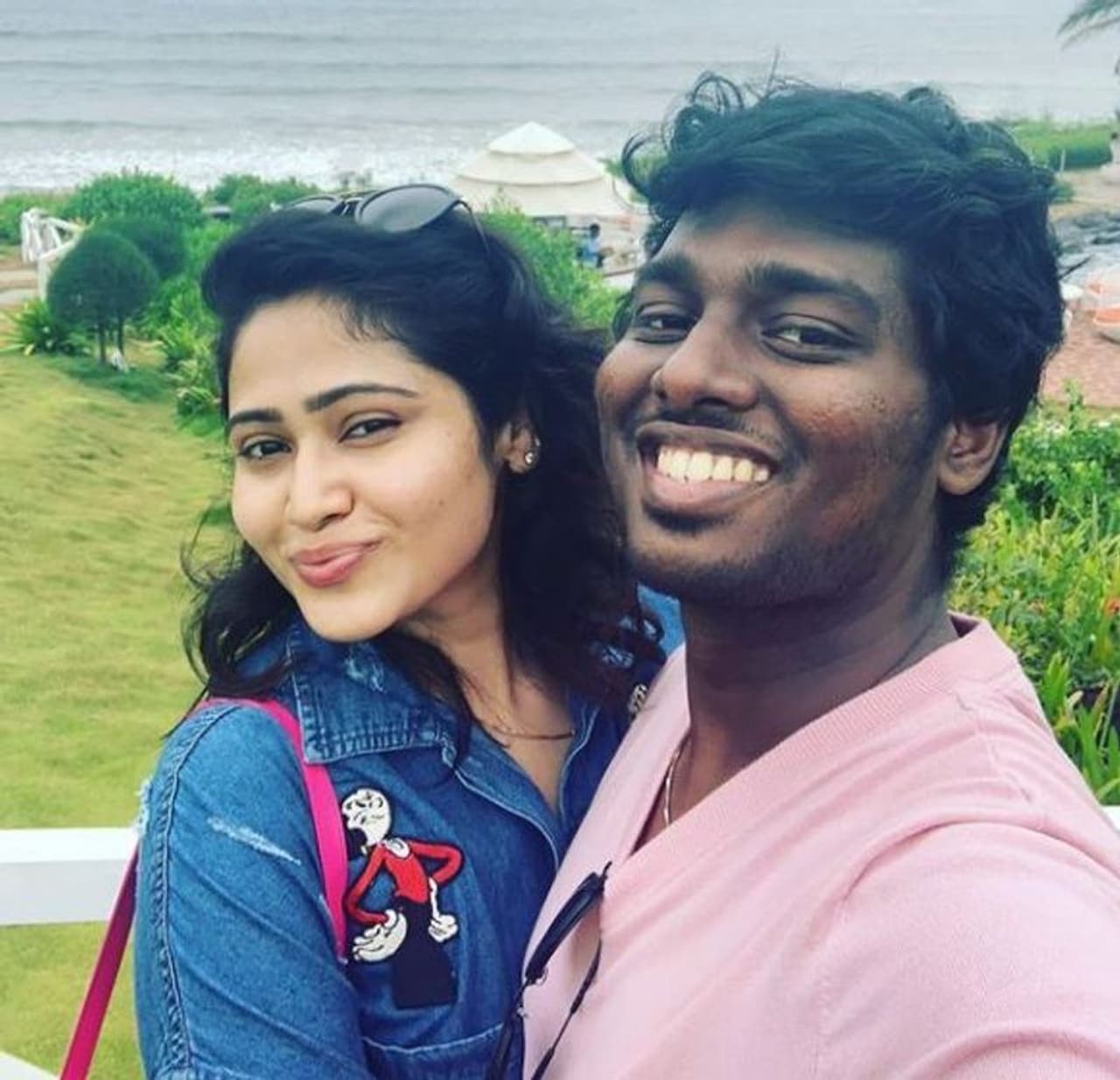 <p>திருமணம் அன்று பார்த்தது போலவே இப்போதும் அதே காதலுடன் அட்லீ பிரியா&nbsp;</p>