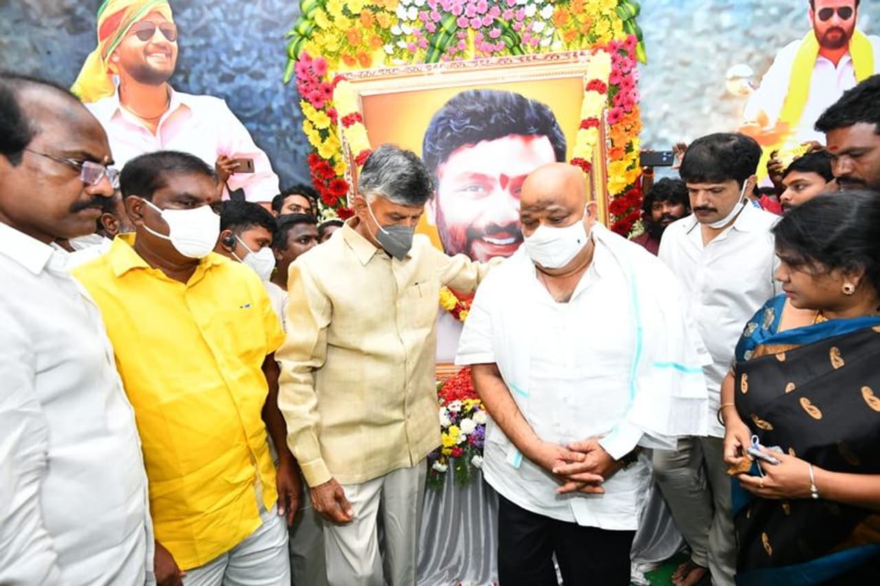 కొడుకును కోల్పోయిన మాజీ ఎంపీ మాగంటి బాబును, కుటుంబాన్ని పరామర్శించి చంద్రబాబు