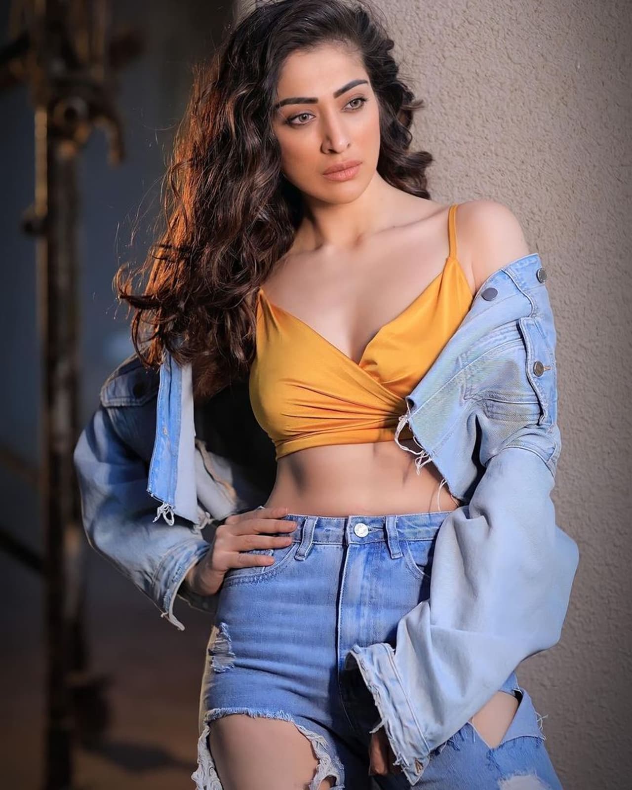 నటిగా, ఐటెమ్ సాంగ్లతో తెలుగు ఆడియెన్స్ కి దగ్గరైన రాయ్ లక్ష్మీ తమిళంలో ఆమె నటించిన సినిమా ప్రమోషన్లో భాగంగా పలు ఆసక్తికర విషయాలను పంచుకుంది. నటిగా, ఐటెమ్ సాంగ్లతో తెలుగు ఆడియెన్స్ కి దగ్గరైన రాయ్ లక్ష్మీ తమిళంలో ఆమె నటించిన సినిమా ప్రమోషన్లో భాగంగా పలు ఆసక్తికర విషయాలను పంచుకుంది.