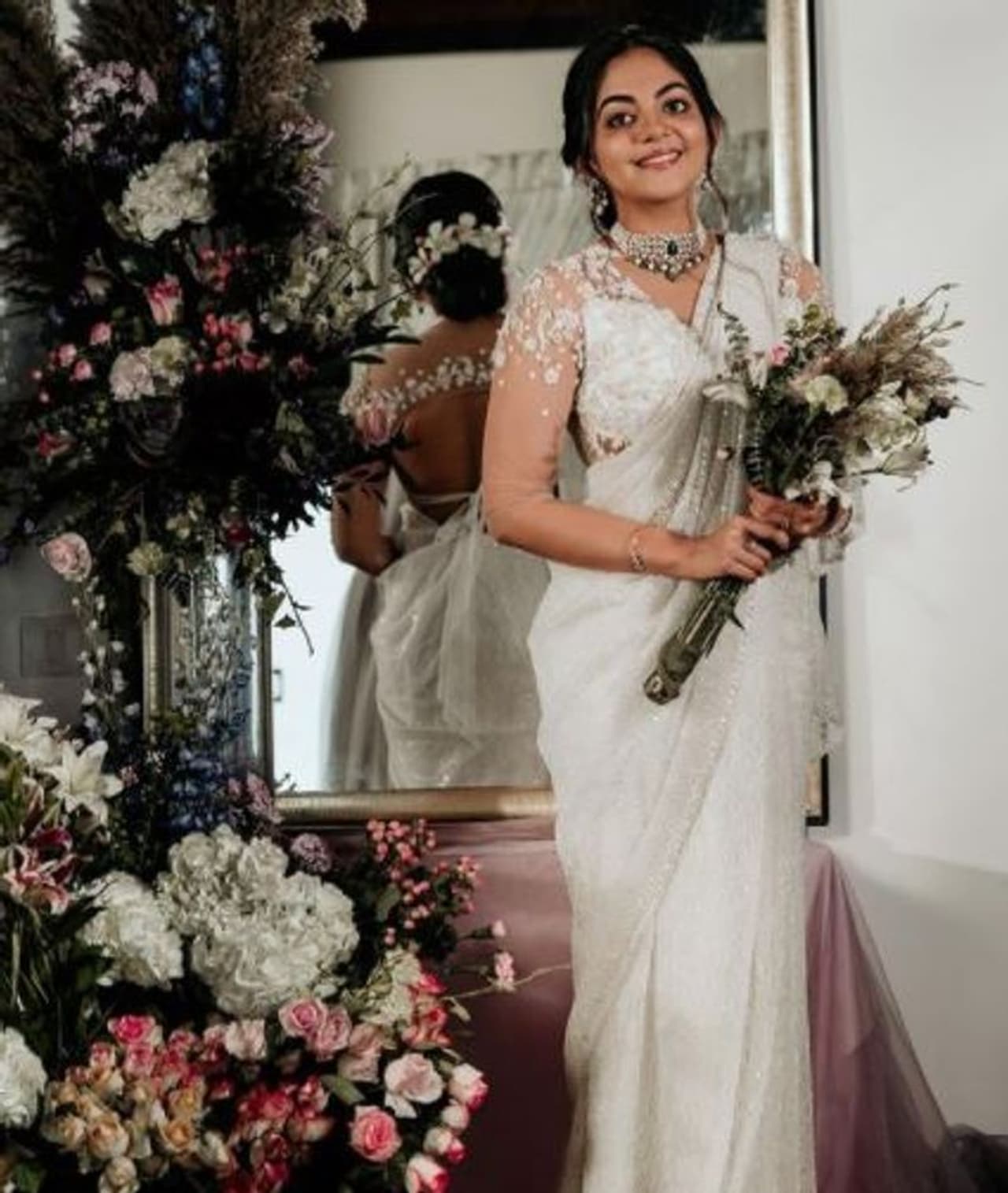 <p>തൂവെള്ള വിവാഹ സാരിയും ട്രെൻഡി ബ്ലൗസും അണിഞ്ഞുള്ള ക്രിസ്ത്യൻ വധുവായുള്ള ചിത്രങ്ങളാണ് അഹാന ഇൻസ്റ്റഗ്രാമിൽ പോസ്റ്റ് ചെയ്തതു.</p> <p>തൂവെള്ള വിവാഹ സാരിയും ട്രെൻഡി ബ്ലൗസും അണിഞ്ഞുള്ള ക്രിസ്ത്യൻ വധുവായുള്ള ചിത്രങ്ങളാണ് അഹാന ഇൻസ്റ്റഗ്രാമിൽ പോസ്റ്റ് ചെയ്തതു.</p>