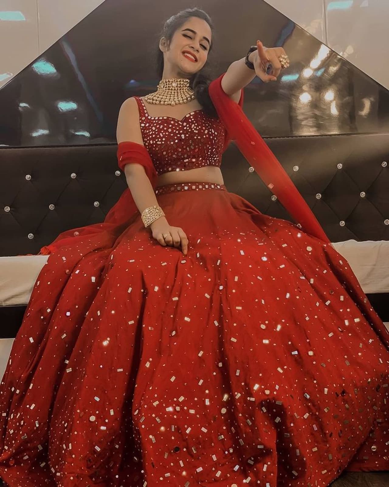 బిగ్బాస్ షోతో పాపులర్ అయిన దీప్తి సునైనా అందాలకు లక్షల్లో అభిమానులున్నారంటే అతిశయోక్తి కాదు. ఈ అమ్మడి నుంచి వచ్చే ప్రతి వీడియోని చూసి తరిస్తుంటారు. బిగ్బాస్ షోతో పాపులర్ అయిన దీప్తి సునైనా అందాలకు లక్షల్లో అభిమానులున్నారంటే అతిశయోక్తి కాదు. ఈ అమ్మడి నుంచి వచ్చే ప్రతి వీడియోని చూసి తరిస్తుంటారు.