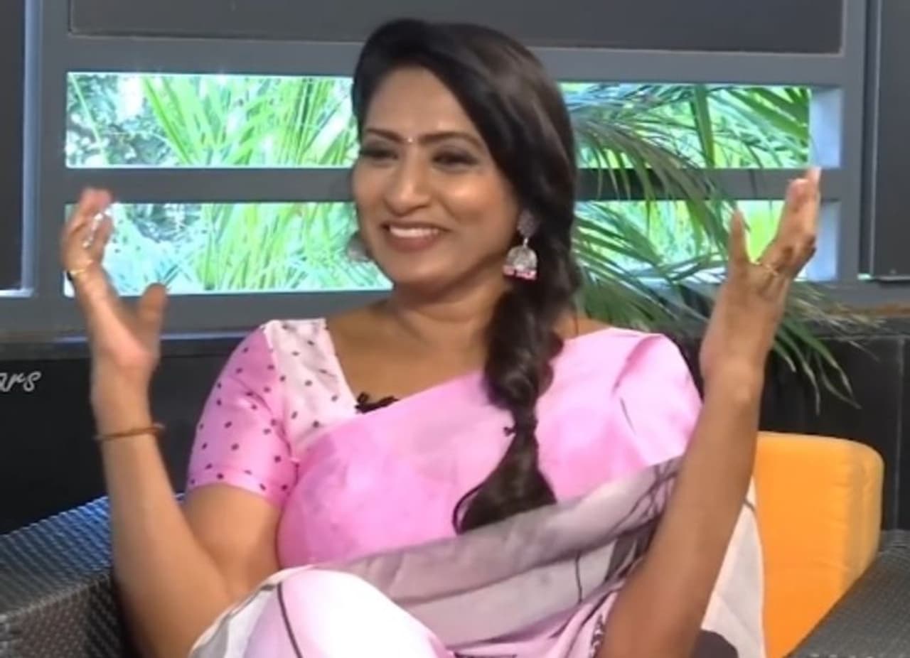 అందాల నటి ఆమనిని చూస్తే మన ఊరిలో మనకు పరిచయం ఉన్న మనిషి భావన కలుగుతుంది. తెలుగు తెరపై భార్య పాత్రలకు ఆమని కొత్త అర్థం చెప్పారు. శుభలగ్నం, మావిడాకులు, మిస్టర్ పెళ్ళాం వంటి చిత్రాలు ఆమె నటనకు కొన్ని మచ్చుతునకలు. క్యారెక్టర్ ఆర్టిస్ట్ గా రెండో ఇన్నింగ్స్ స్టార్ చేసిన ఆమని వరుస ఇంటర్వ్యూలలో పాల్గొంటున్నారు. అందాల నటి ఆమనిని చూస్తే మన ఊరిలో మనకు పరిచయం ఉన్న మనిషి భావన కలుగుతుంది. తెలుగు తెరపై భార్య పాత్రలకు ఆమని కొత్త అర్థం చెప్పారు. శుభలగ్నం, మావిడాకులు, మిస్టర్ పెళ్ళాం వంటి చిత్రాలు ఆమె నటనకు కొన్ని మచ్చుతునకలు. క్యారెక్టర్ ఆర్టిస్ట్ గా రెండో ఇన్నింగ్స్ స్టార్ చేసిన ఆమని వరుస ఇంటర్వ్యూలలో పాల్గొంటున్నారు.