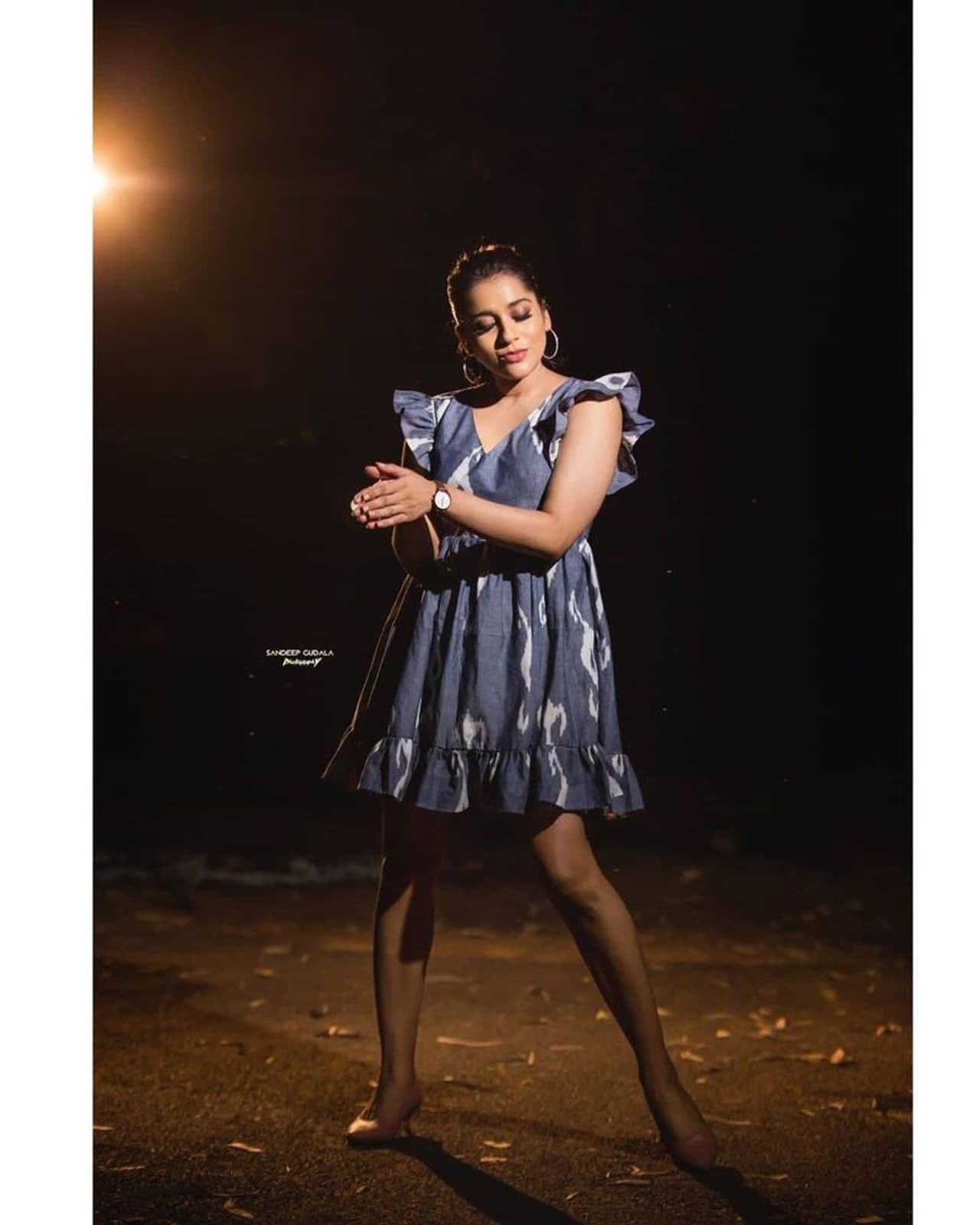 రష్మీ తన ఫోటోలు ఇంస్టాగ్రామ్ లో పోస్ట్ చేసిన క్షణాల్లో వైరల్ అవుతాయి. లక్షల్లో లైక్స్, వేలల్లో కామెంట్స్ వచ్చి చేరుతాయి. ఫ్యాన్స్ డిమాండ్ దృష్టిలో పెట్టుకొని వారానికి రెండు మూడు ఫొటో షూట్స్ చేస్తారు రష్మీ.