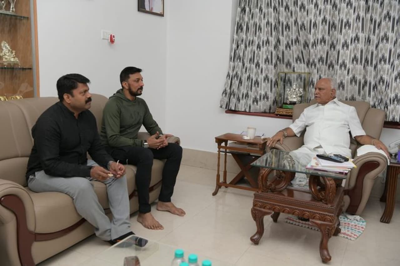 <p>ಸ್ಯಾಂಡಲ್ವುಡ್ ನಟ ಕಿಚ್ಚ ಸುದೀಪ್ ಅವರು ಸಿಎಂ ಬಿಎಸ್ ಯಡಿಯೂರಪ್ಪ ಅವರನ್ನು ಭೇಟಿಯಾಗಿದ್ದಾರೆ.</p>