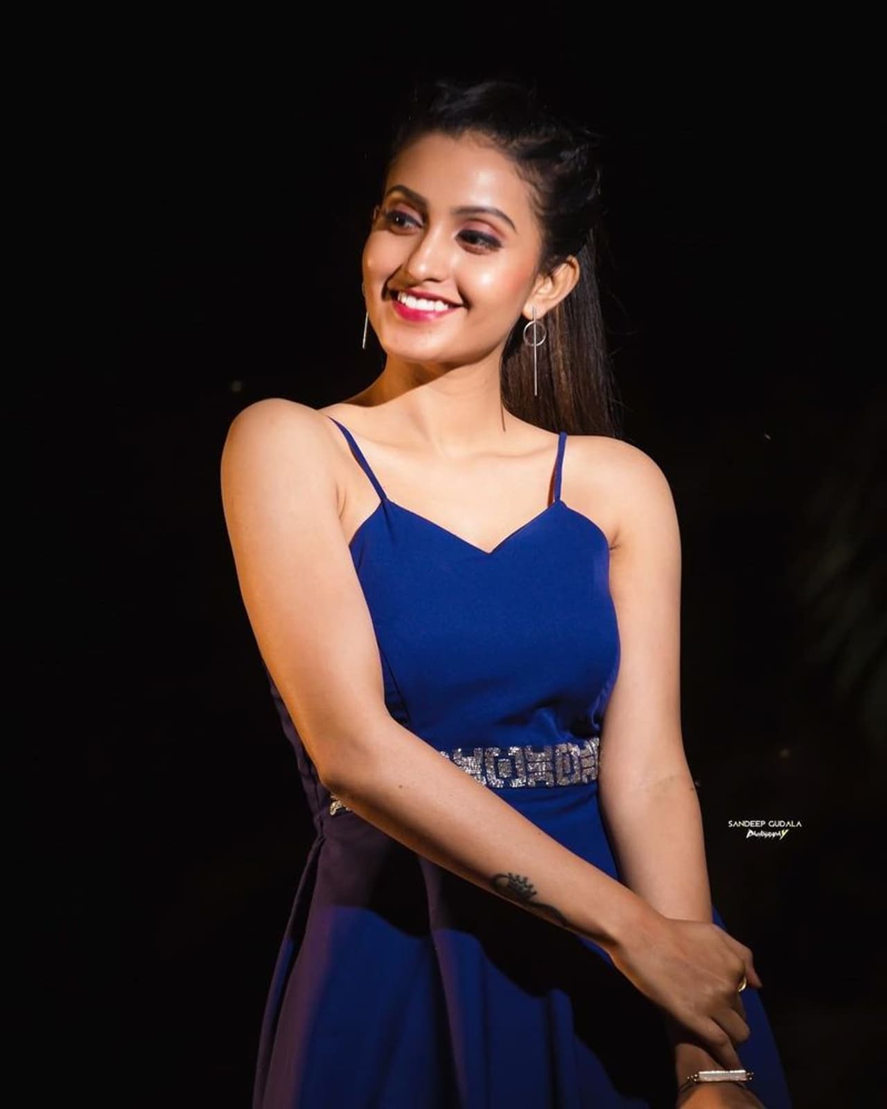 కొన్ని సీజన్స్ నుండి ఢీ యాంకర్ గా కొనసాగుతున్న వర్షిణి సుందరరాజన్ ని తప్పించి.. ఆమె ప్లేస్ లో దీపికా పిల్లిని తీసుకోవడం జరిగింది.