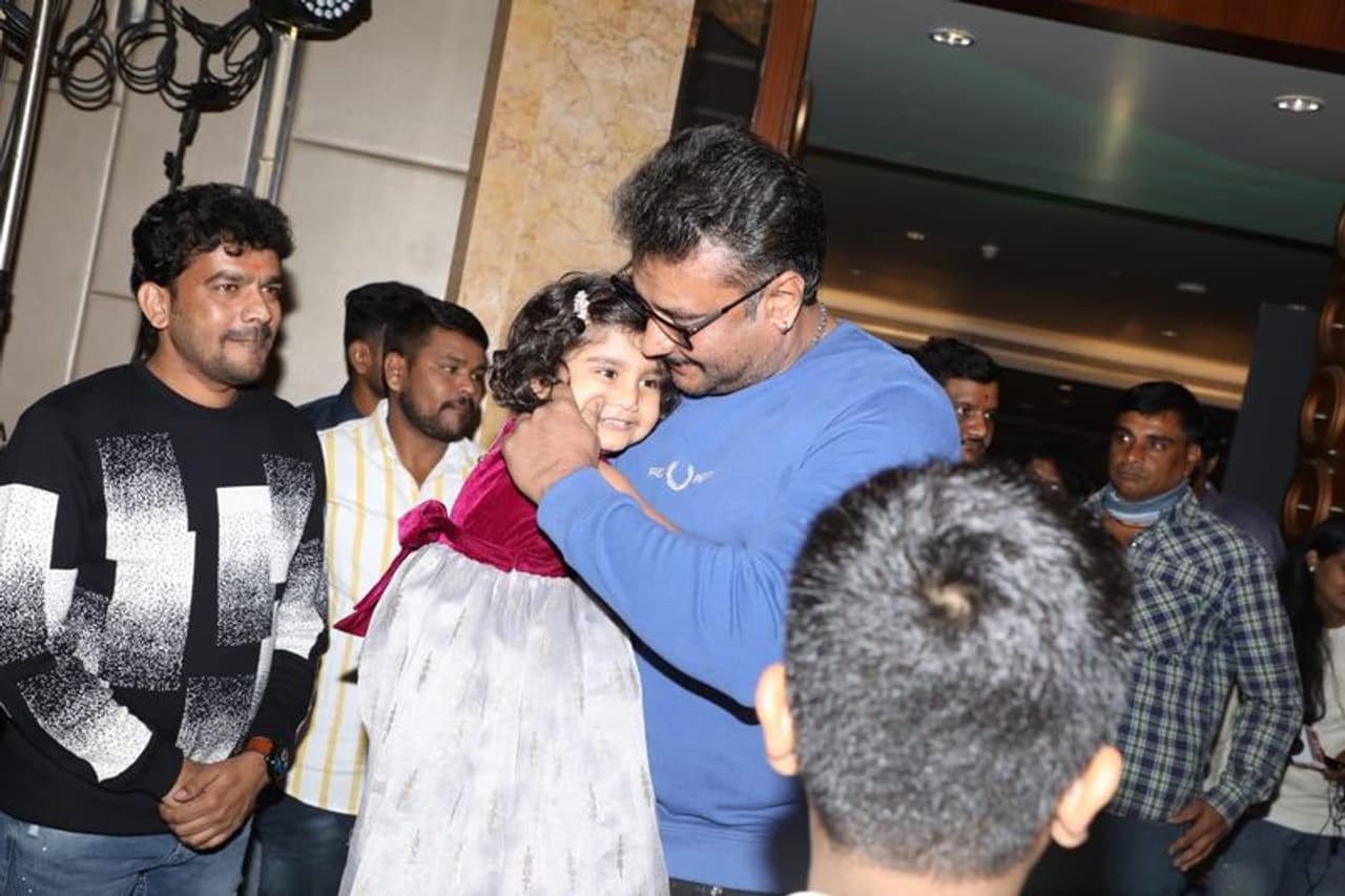 <p>&nbsp;ರಾಬರ್ಟ್‌ ಸಕ್ಸಸ್‌ ಮೀಟ್‌ನಲ್ಲಿ ಪೈರೇಸಿ ಬಗ್ಗೆ ಮಾತನಾಡಿದ ನಟ ದರ್ಶನ್‌, ತಮ್ಮ ಬಗ್ಗೆ ಸುಖಾಸುಮ್ಮನೆ ಆರೋಪ ಮಾಡಿದವರ ಬಗ್ಗೆ ಗರಂ ಆಗಿದ್ದಾರೆ.</p>