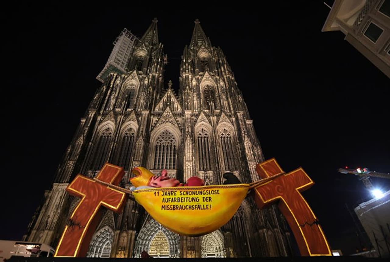 <p>നിലവില് ചരിത്രത്തിലെ ഏറ്റവും വലിയ ചോദ്യം ചെയ്യലിലൂടെയാണ് ജര്മ്മന് കത്തോലിക്കാസഭ കടന്നുപോകുന്നത്. പൊതുജനങ്ങള്ക്കിടയില് ക്രിസ്തുമത വിശ്വത്തിനോട് അവിശ്വാസം വർദ്ധിക്കുക, ജനങ്ങള് പള്ളിയുടെ അധികാരത്തെ അംഗീകരിക്കാതിരിക്കുക, പൌരോഹിത്യത്തില് വനിതകളെ കൂടി ഉള്പ്പെടുത്തണമെന്നാവശ്യമുന്നയിച്ച മരിയ 2.0 പ്രസ്ഥാനം ഉയര്ത്തിയ പരിഷ്ക്കരണാവശ്യങ്ങള്, കത്തോലിക്കാ പുരോഹിതരുടെ പതിറ്റാണ്ടുകളായ ലൈംഗിക പീഢന പരാതികള്.... എന്നിങ്ങനെ നിരവധി പ്രശ്നങ്ങളിലൂടെയാണ് ജര്മ്മനിയിലെ കത്തോലിക്കാ സഭ ഇന്ന് കടന്നുപോകുന്നത്. അതിനിടെ ഇന്ന് ജര്മ്മന് കത്തോലിക്കാ സഭയിലെ പുരോഹിതരുടെ പീഡനങ്ങളെക്കുറിച്ചുള്ള പഠന റിപ്പോര്ട്ട് പുറത്ത് വിടും. </p> <p>നിലവില് ചരിത്രത്തിലെ ഏറ്റവും വലിയ ചോദ്യം ചെയ്യലിലൂടെയാണ് ജര്മ്മന് കത്തോലിക്കാസഭ കടന്നുപോകുന്നത്. പൊതുജനങ്ങള്ക്കിടയില് ക്രിസ്തുമത വിശ്വത്തിനോട് അവിശ്വാസം വർദ്ധിക്കുക, ജനങ്ങള് പള്ളിയുടെ അധികാരത്തെ അംഗീകരിക്കാതിരിക്കുക, പൌരോഹിത്യത്തില് വനിതകളെ കൂടി ഉള്പ്പെടുത്തണമെന്നാവശ്യമുന്നയിച്ച മരിയ 2.0 പ്രസ്ഥാനം ഉയര്ത്തിയ പരിഷ്ക്കരണാവശ്യങ്ങള്, കത്തോലിക്കാ പുരോഹിതരുടെ പതിറ്റാണ്ടുകളായ ലൈംഗിക പീഢന പരാതികള്.... എന്നിങ്ങനെ നിരവധി പ്രശ്നങ്ങളിലൂടെയാണ് ജര്മ്മനിയിലെ കത്തോലിക്കാ സഭ ഇന്ന് കടന്നുപോകുന്നത്. അതിനിടെ ഇന്ന് ജര്മ്മന് കത്തോലിക്കാ സഭയിലെ പുരോഹിതരുടെ പീഡനങ്ങളെക്കുറിച്ചുള്ള പഠന റിപ്പോര്ട്ട് പുറത്ത് വിടും. </p>