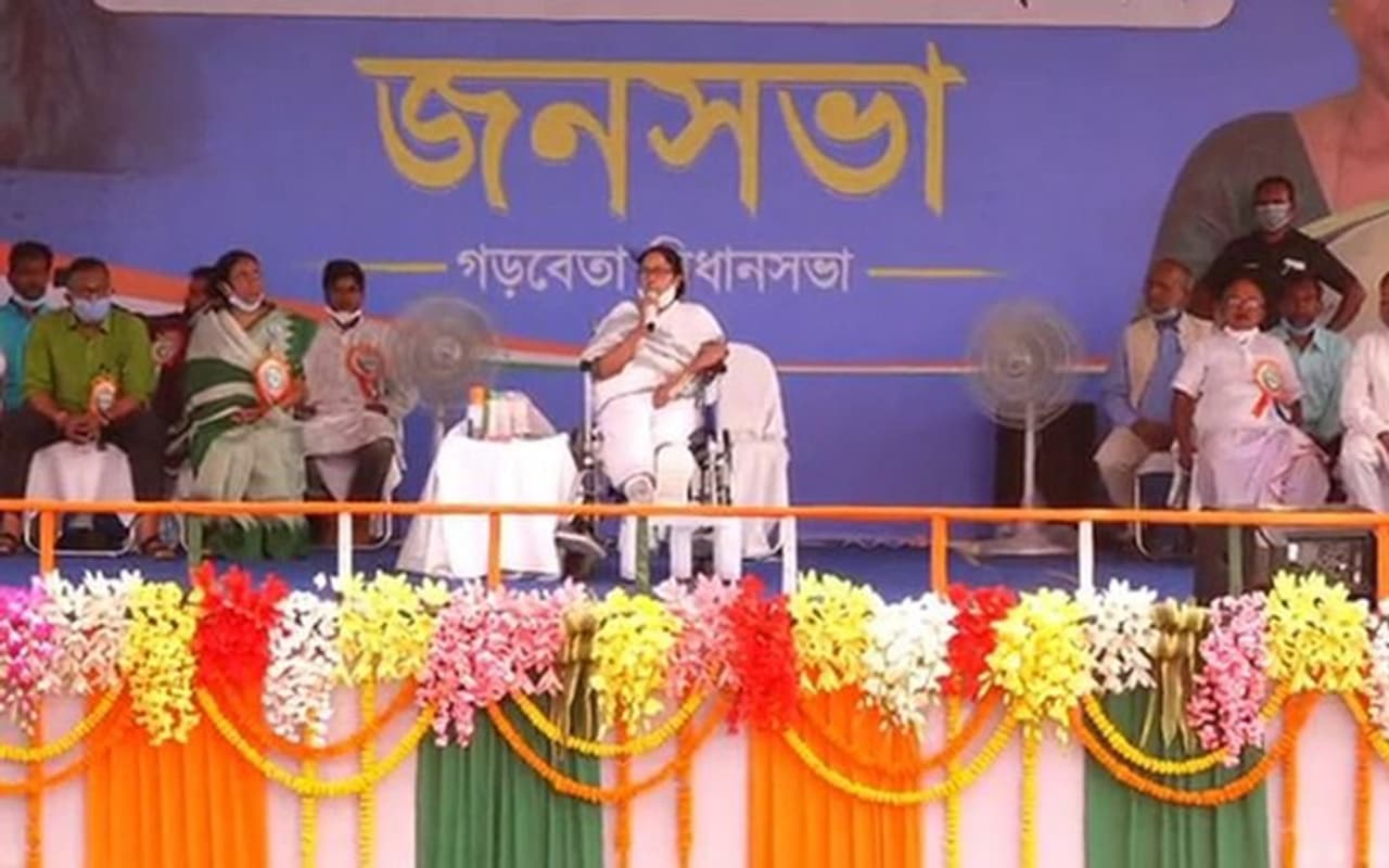 <p>Addressing a rally in West Medinipur, Mamata Banerjee said, “BJP leaders arrive here in choppers and planes from outside with bagful of cash to lure voters and loot votes.”<br />&nbsp;</p>