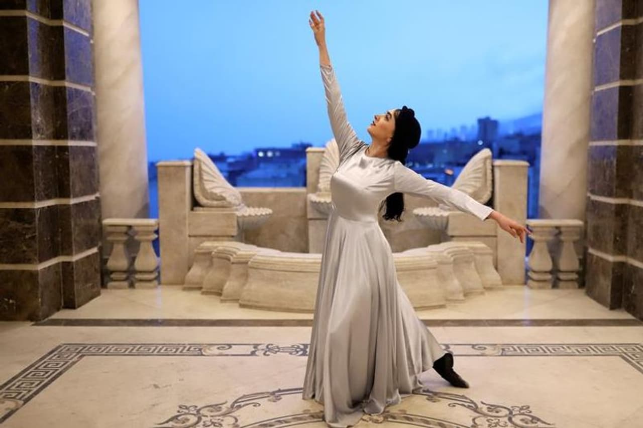 <p>ബൊഷ്റ ഇറാനിലെ ടെഹ്റാനിൽ നിന്നുള്ള 33 വയസുള്ള കലാകാരിയാണ്. അവൾ സ്ത്രീകളെ നൃത്തം പരിശീലിപ്പിക്കുകയും പ്രകടനങ്ങൾ നടത്തുകയും ചെയ്യുന്നു. കഴിഞ്ഞ 13 വര്‍ഷങ്ങളായി പ്രൊഫഷണലായി നൃത്തം ചെയ്യുന്ന വ്യക്തി കൂടിയാണ് ബൊഷ്റ.&nbsp;</p>