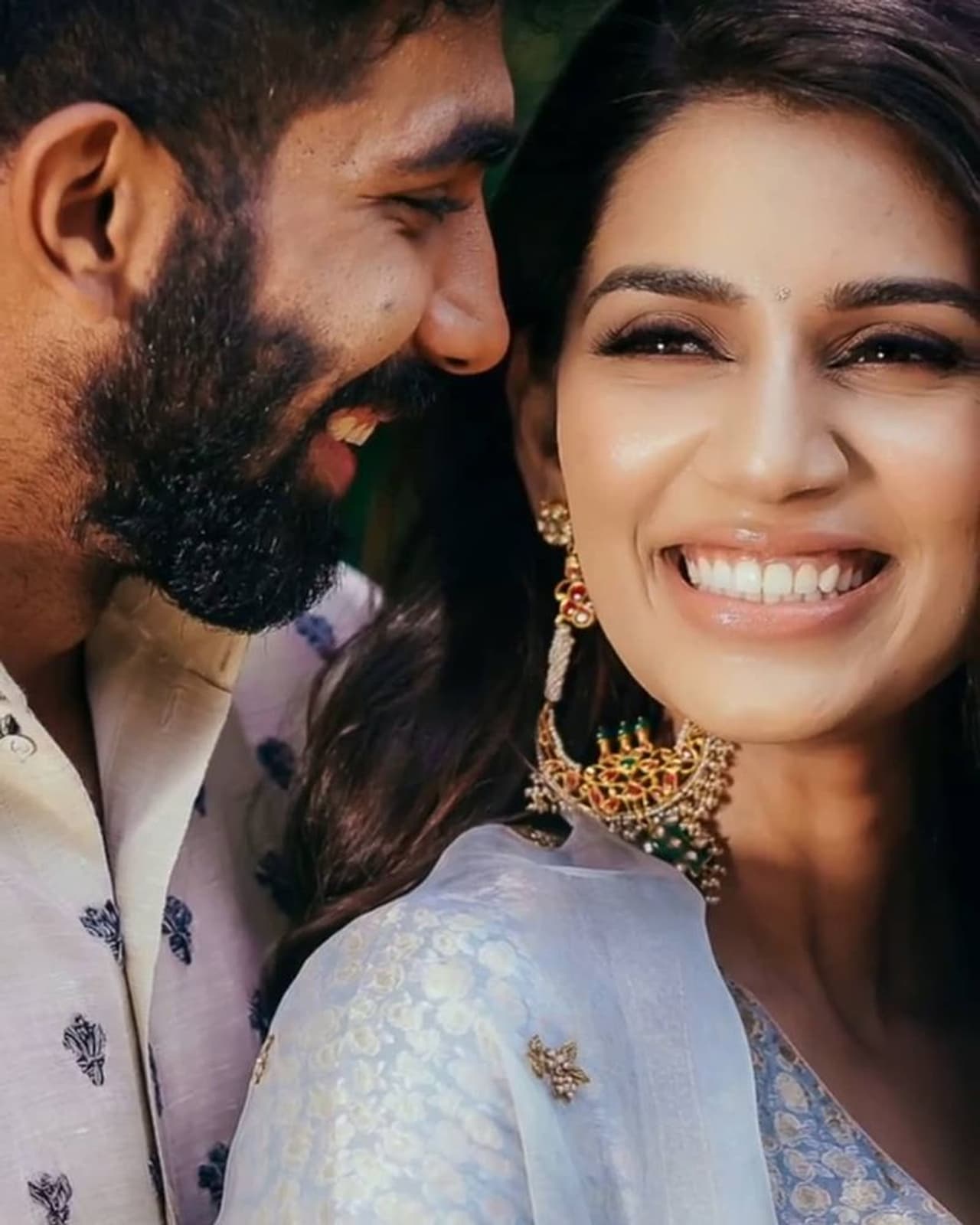 <p>ಟೀಮ್ ಇಂಡಿಯಾದ ವೇಗಿ ಜಸ್ಪ್ರೀತ್ ಬುಮ್ರಾ ಮತ್ತು ಆಂಕರ್ ಸಂಜನಾ ಗಣೇಶನ್ ಭಾರತೀಯ ಕ್ರಿಕೆಟಿಗನ ಪ್ರಸಿದ್ಧ ಜೋಡಿಗಳ ಪಟ್ಟಿಗೆ ಸೇರಿಸಲಾಗಿದೆ. </p> <p>ಟೀಮ್ ಇಂಡಿಯಾದ ವೇಗಿ ಜಸ್ಪ್ರೀತ್ ಬುಮ್ರಾ ಮತ್ತು ಆಂಕರ್ ಸಂಜನಾ ಗಣೇಶನ್ ಭಾರತೀಯ ಕ್ರಿಕೆಟಿಗನ ಪ್ರಸಿದ್ಧ ಜೋಡಿಗಳ ಪಟ್ಟಿಗೆ ಸೇರಿಸಲಾಗಿದೆ. </p>