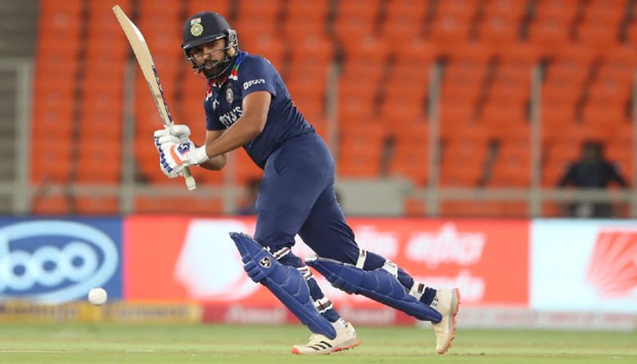 <p>టాస్ ఓడి, బ్యాటింగ్ మొదలెట్టిన టీమిండియాకు తొలి బంతినే సిక్సర్కి తరలించాడు రోహిత్ శర్మ. ఇన్నింగ్స్లో తొలి బంతికే సిక్సర్ బాదిన మొట్టమొదటి భారత బ్యాట్స్మెన్గా నిలిచాడు రోహిత్ శర్మ...</p> <p>టాస్ ఓడి, బ్యాటింగ్ మొదలెట్టిన టీమిండియాకు తొలి బంతినే సిక్సర్కి తరలించాడు రోహిత్ శర్మ. ఇన్నింగ్స్లో తొలి బంతికే సిక్సర్ బాదిన మొట్టమొదటి భారత బ్యాట్స్మెన్గా నిలిచాడు రోహిత్ శర్మ...</p>