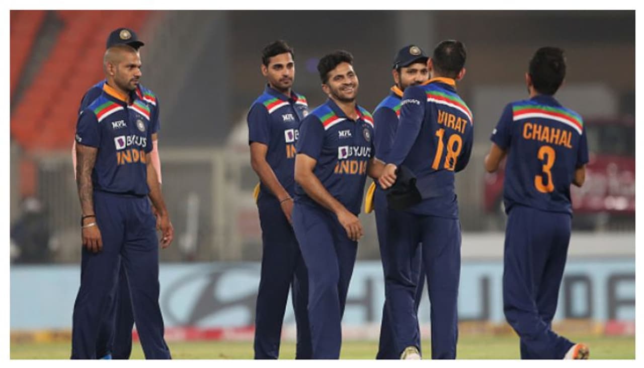 <p>ಭಾರತ ಹಾಗೂ ಇಂಗ್ಲೆಂಡ್ ನಡುವಿನ ನಾಲ್ಕನೇ ಟಿ20 ಪಂದ್ಯದಲ್ಲಿ ಟೀಂ ಇಂಡಿಯಾ 8 ರನ್ಗಳ ರೋಚಕ ಗೆಲುವು ಸಾಧಿಸುವ 5 ಪಂದ್ಯಗಳ ಟಿ20 ಸರಣಿಯಲ್ಲಿ ಭಾರತ 2 2ರ ಸಮಬಲ ಸಾಧಿಸಿದೆ.</p> <p>ಭಾರತ ಹಾಗೂ ಇಂಗ್ಲೆಂಡ್ ನಡುವಿನ ನಾಲ್ಕನೇ ಟಿ20 ಪಂದ್ಯದಲ್ಲಿ ಟೀಂ ಇಂಡಿಯಾ 8 ರನ್ಗಳ ರೋಚಕ ಗೆಲುವು ಸಾಧಿಸುವ 5 ಪಂದ್ಯಗಳ ಟಿ20 ಸರಣಿಯಲ್ಲಿ ಭಾರತ 2 2ರ ಸಮಬಲ ಸಾಧಿಸಿದೆ.</p>