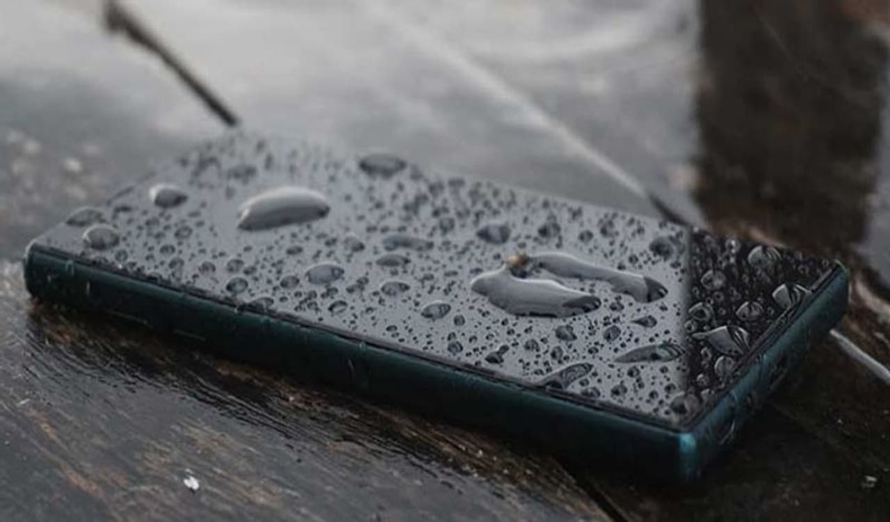 <p>ಆಕಸ್ಮಿಕವಾಗಿ ಫೋನ್ ನೀರಿಗೆ ಬಿದ್ದರೆ ಏನು ಮಾಡಬೇಕೆಂದು&nbsp;ಮತ್ತು ಏನು ಮಾಡಬಾರದು ಎಂಬ ಸಂಪೂರ್ಣ ಮಾಹಿತಿ ಇಲ್ಲಿದೆ.&nbsp;</p>