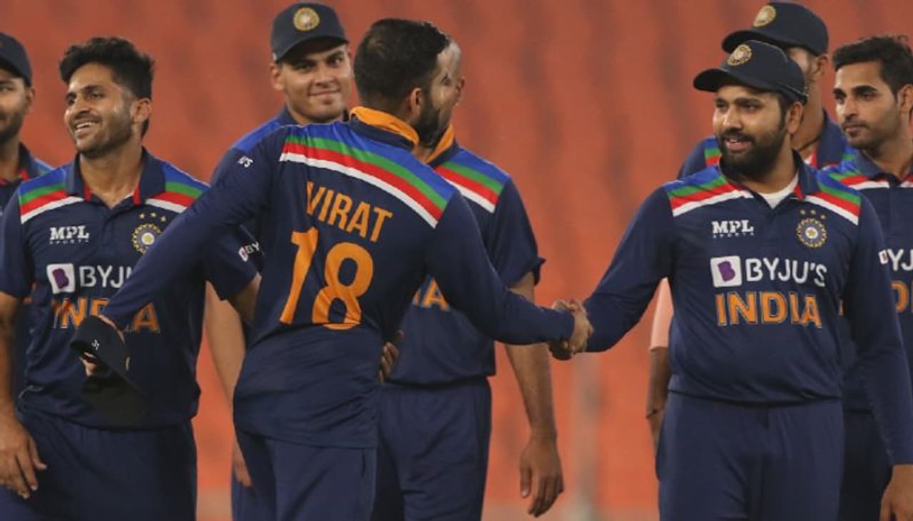 <p>విరాట్ కోహ్లీ గాయం కారణంగా మైదానం వీడడంతో చివరి 8 ఓవర్లలో కెప్టెన్గా వ్యవహారించాడు వైస్ కెప్టెన్ రోహిత్ శర్మ. అయితే మ్యాచ్ ముగిసిన అనంతరం మాట్లాడిన కోహ్లీ, తన గాయం గురించి వివరణ ఇచ్చాడు...</p> <p>విరాట్ కోహ్లీ గాయం కారణంగా మైదానం వీడడంతో చివరి 8 ఓవర్లలో కెప్టెన్గా వ్యవహారించాడు వైస్ కెప్టెన్ రోహిత్ శర్మ. అయితే మ్యాచ్ ముగిసిన అనంతరం మాట్లాడిన కోహ్లీ, తన గాయం గురించి వివరణ ఇచ్చాడు...</p>