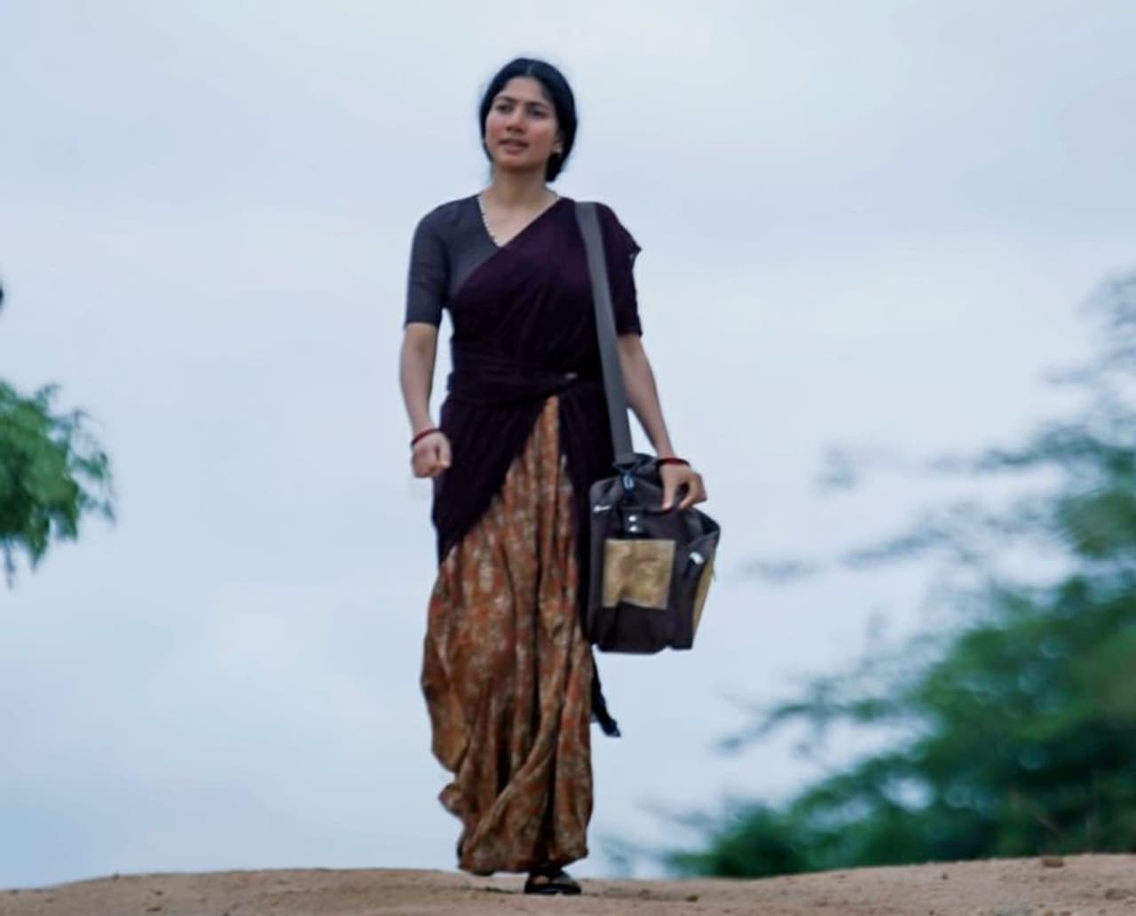 సాయిపల్లవి ఇప్పుడు ఫుల్ క్రేజ్లో ఉంది. ఈ అమ్మడు నటించిన `లవ్ స్టోరి` చిత్రంలోని `సారంగ దరియా` పాట సోషల్ మీడియాలో, యూట్యూబ్లో దుమ్మురేపుతుంది. మరోవైపు `విరాటపర్వం`లోని ఆమె పాత్ర సైతం గూస్బమ్స్ క్రియేట్ చేస్తుంది. ఇందులో విప్లవ నాయకుడు రానా భావాలకు ఆకర్షితురాలై, ఆయనబాటలో నడిచే ఉద్యమకారురాలు వెన్నెలగా కనిపించబోతుంది. సాయిపల్లవి ఇప్పుడు ఫుల్ క్రేజ్లో ఉంది. ఈ అమ్మడు నటించిన `లవ్ స్టోరి` చిత్రంలోని `సారంగ దరియా` పాట సోషల్ మీడియాలో, యూట్యూబ్లో దుమ్మురేపుతుంది. మరోవైపు `విరాటపర్వం`లోని ఆమె పాత్ర సైతం గూస్బమ్స్ క్రియేట్ చేస్తుంది. ఇందులో విప్లవ నాయకుడు రానా భావాలకు ఆకర్షితురాలై, ఆయనబాటలో నడిచే ఉద్యమకారురాలు వెన్నెలగా కనిపించబోతుంది.